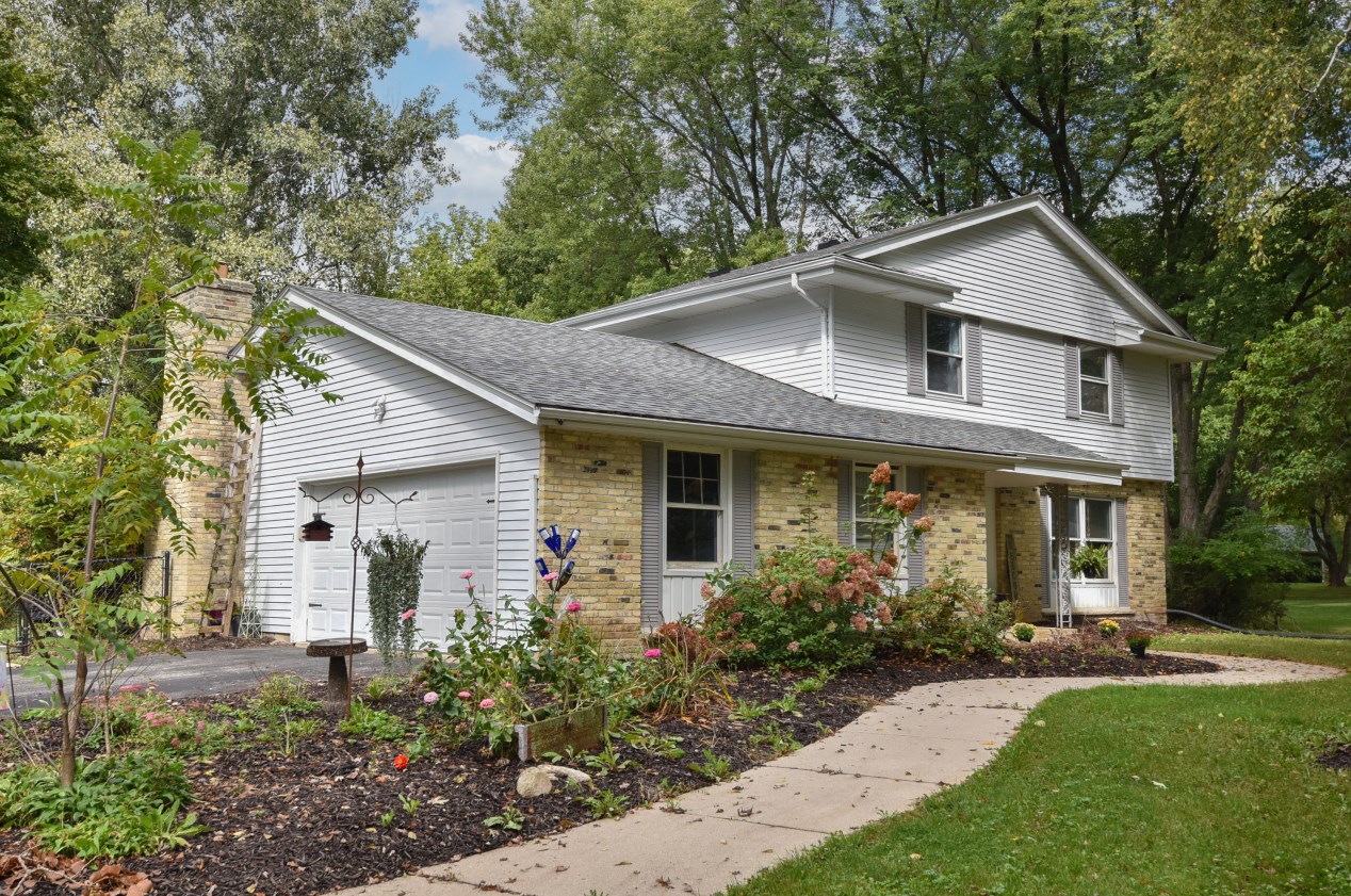 1657 Sherwood Dr, Cedarburg, WI 53012