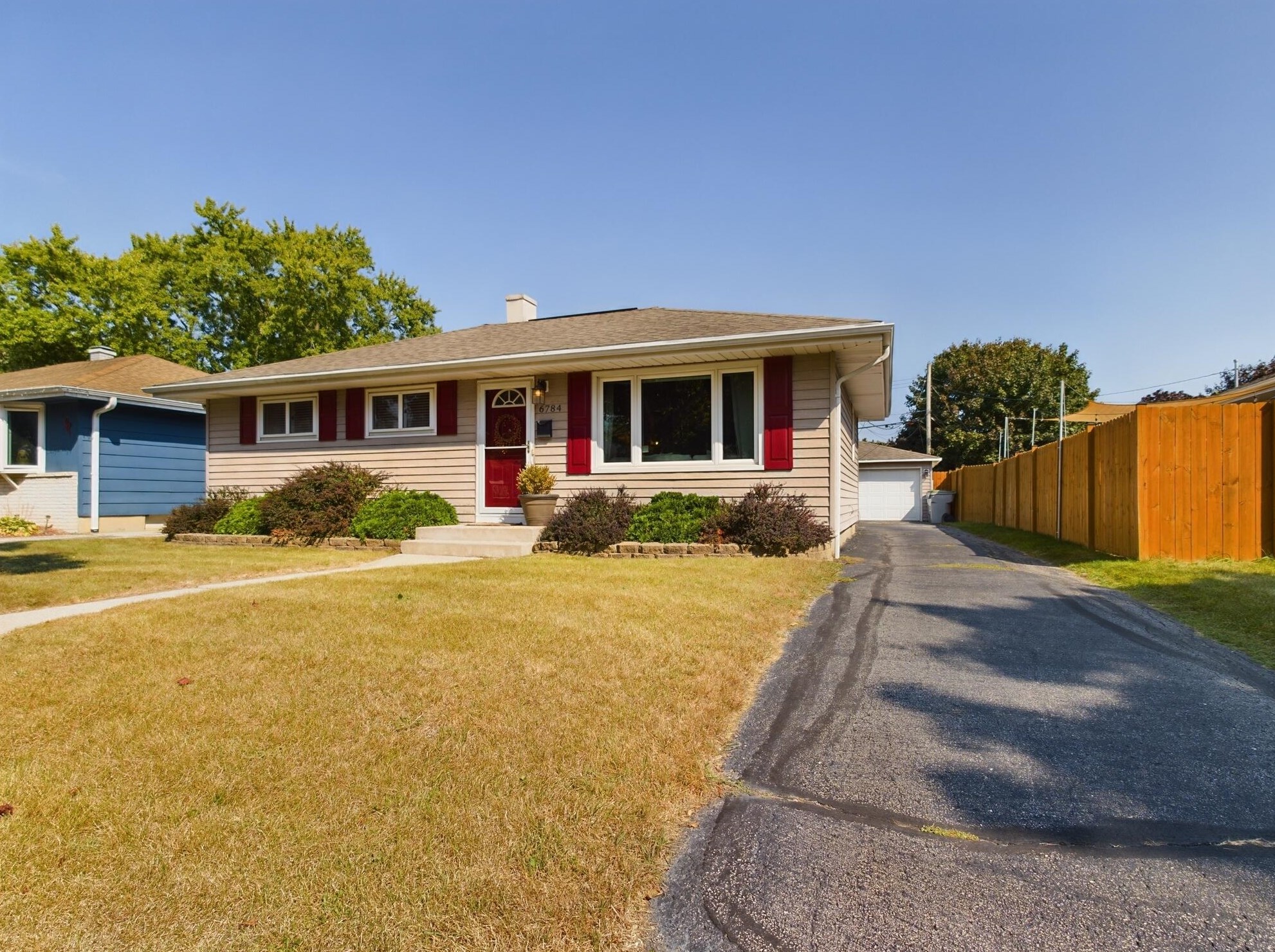 6784 19th St, Milwaukee, WI 53221-5221