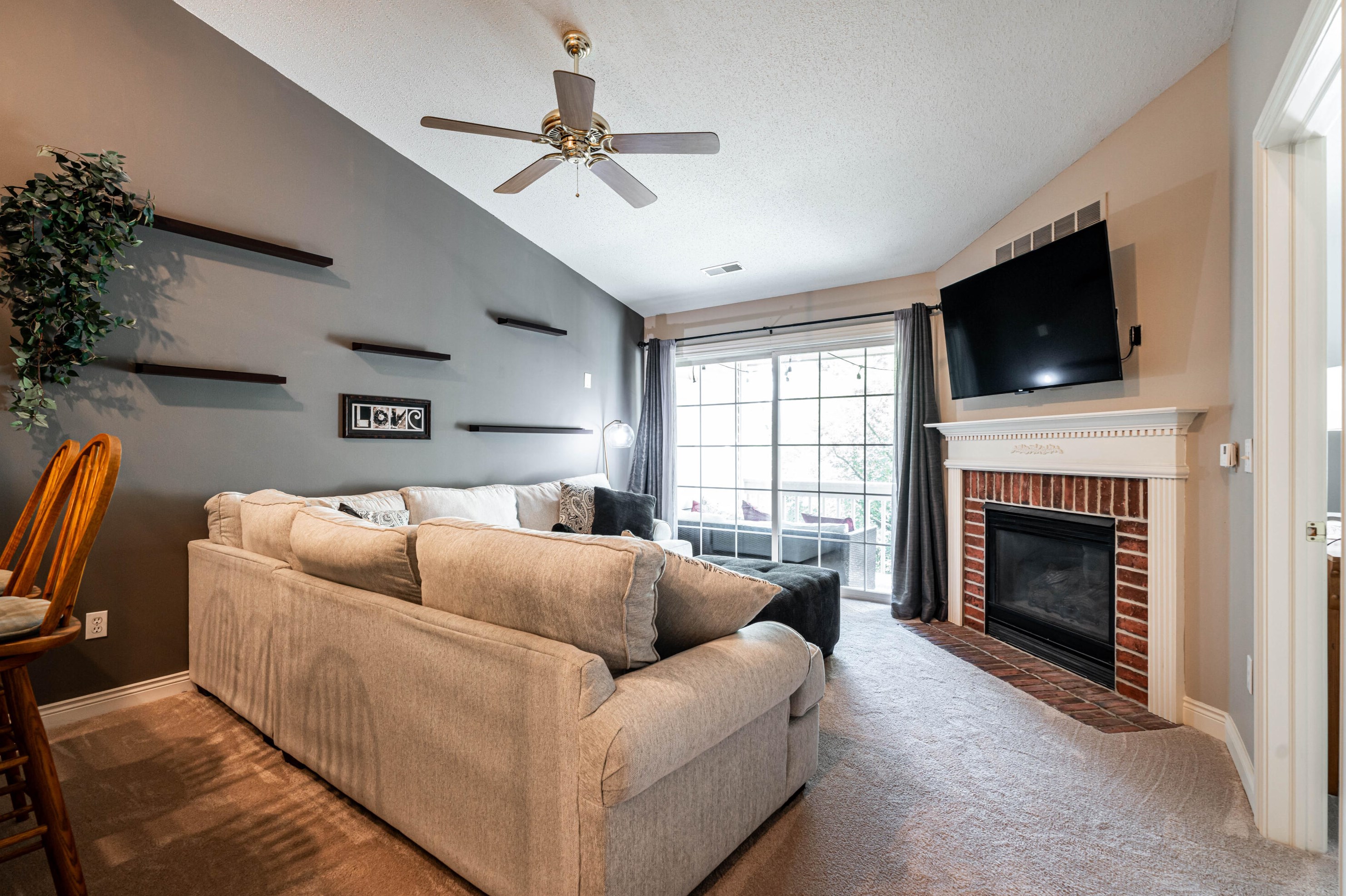 636 Pewaukee Rd #f, Pewaukee, WI 53072