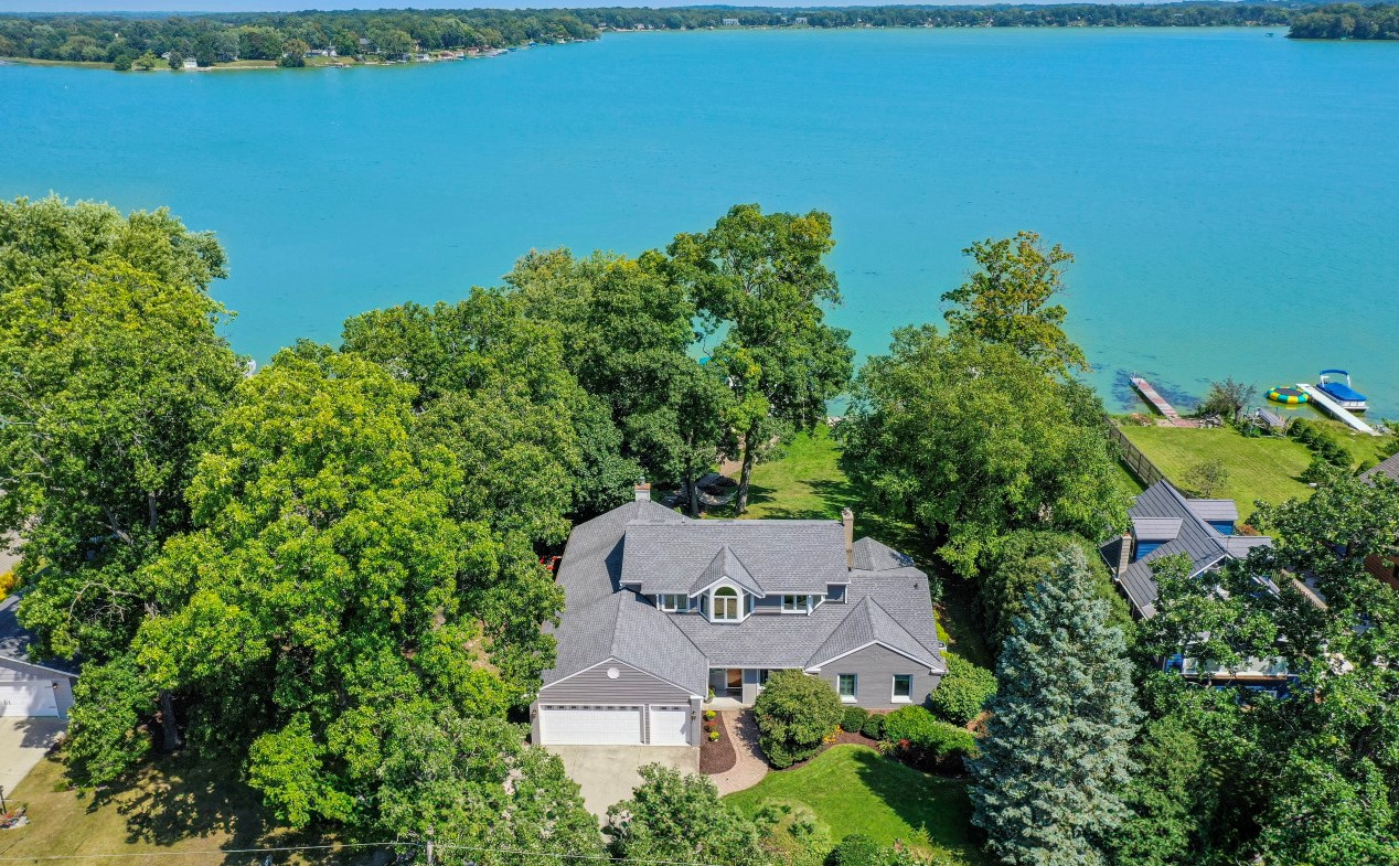 2141 Lakeshore Dr, Kansasville, WI 53139