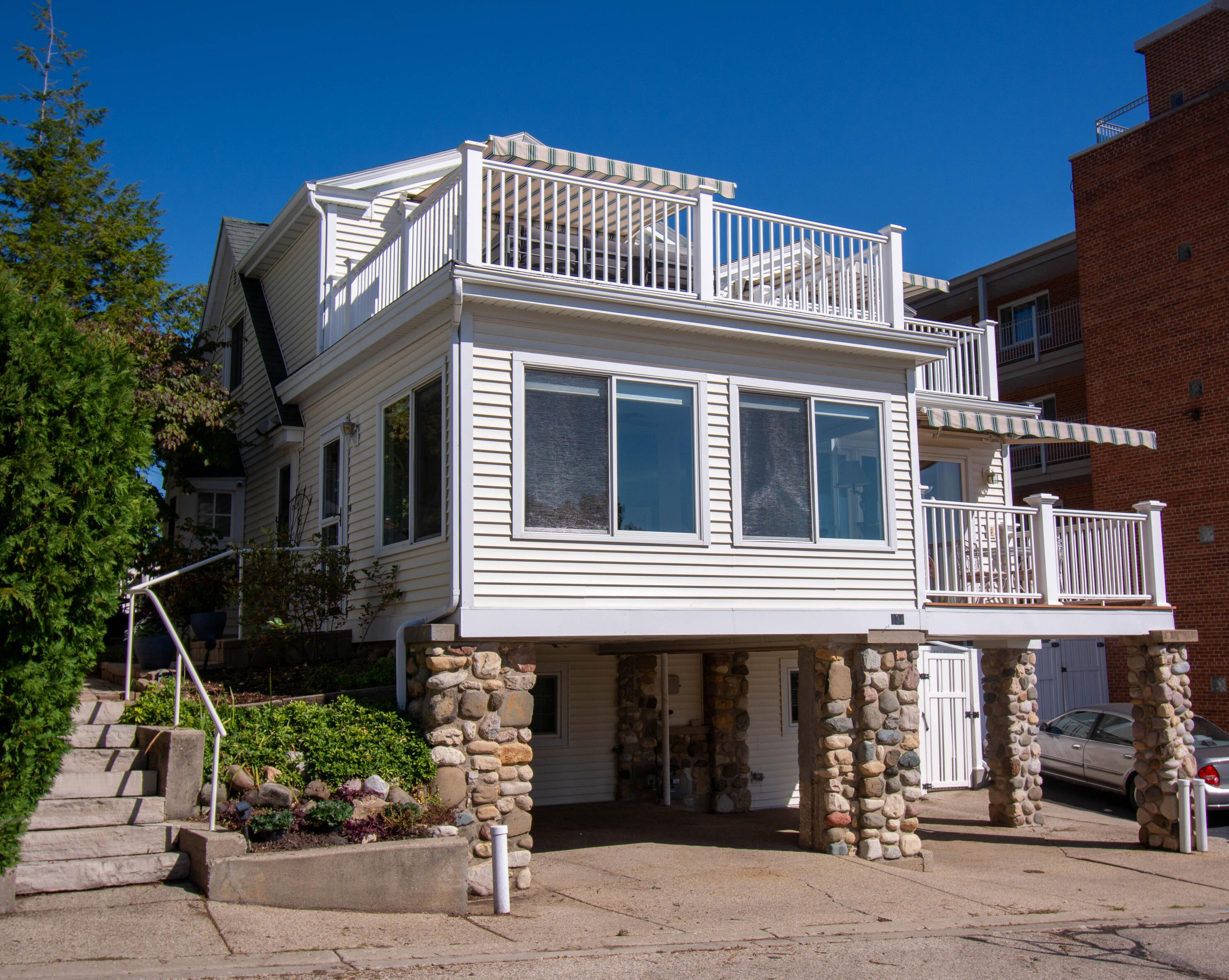 334 Bay View Ave, Fontana, WI 53125