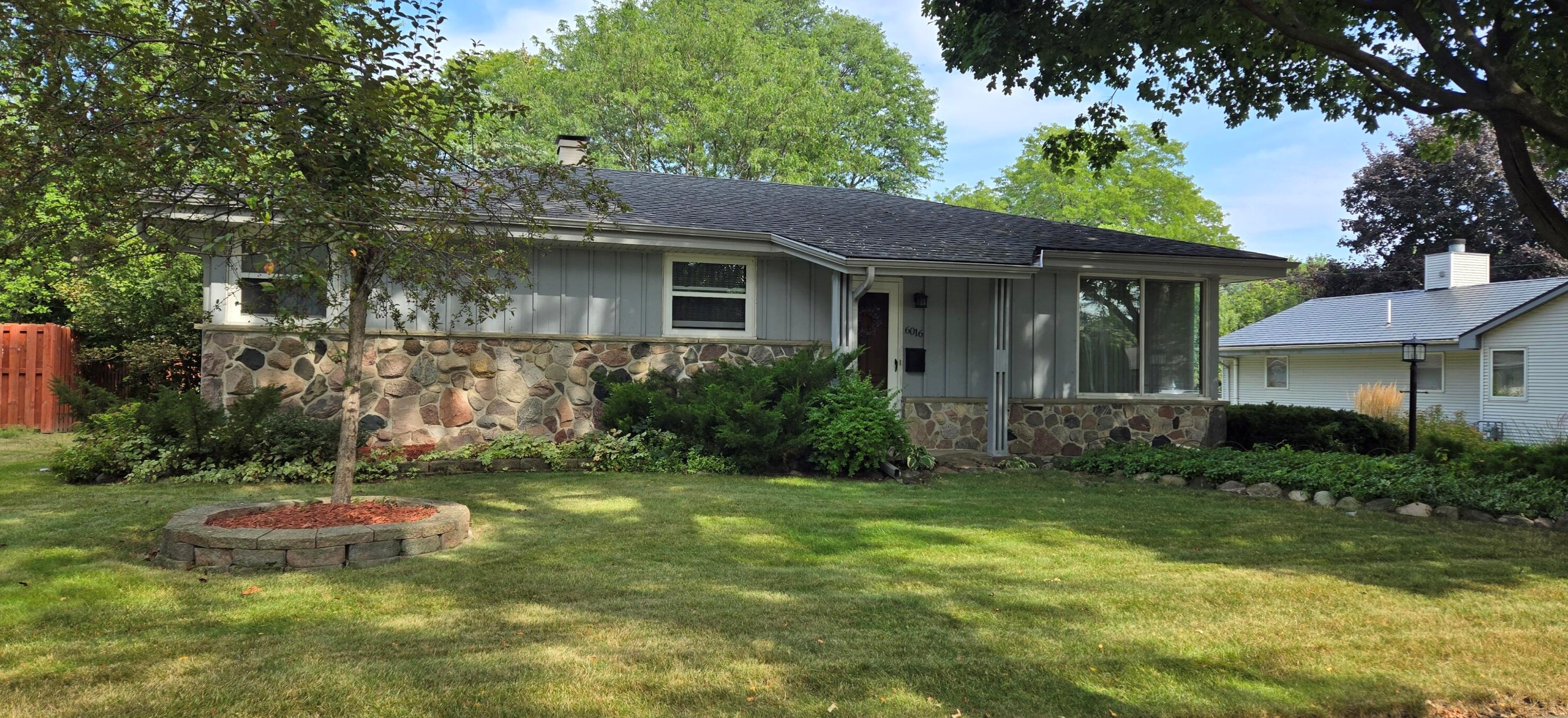 6016 20th St, Milwaukee, WI 53221-5049