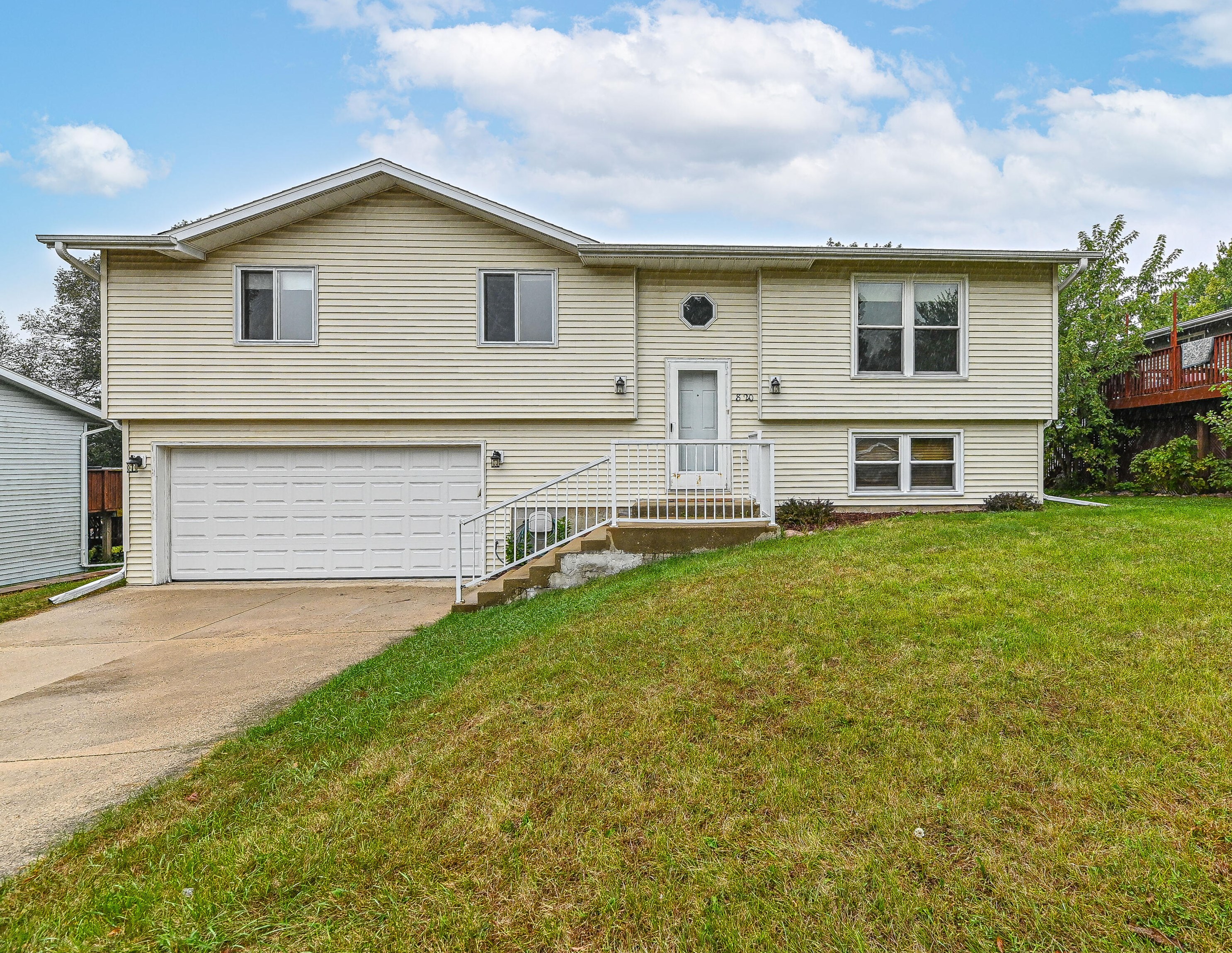 820 Squire Ln, West Bend, WI 53090