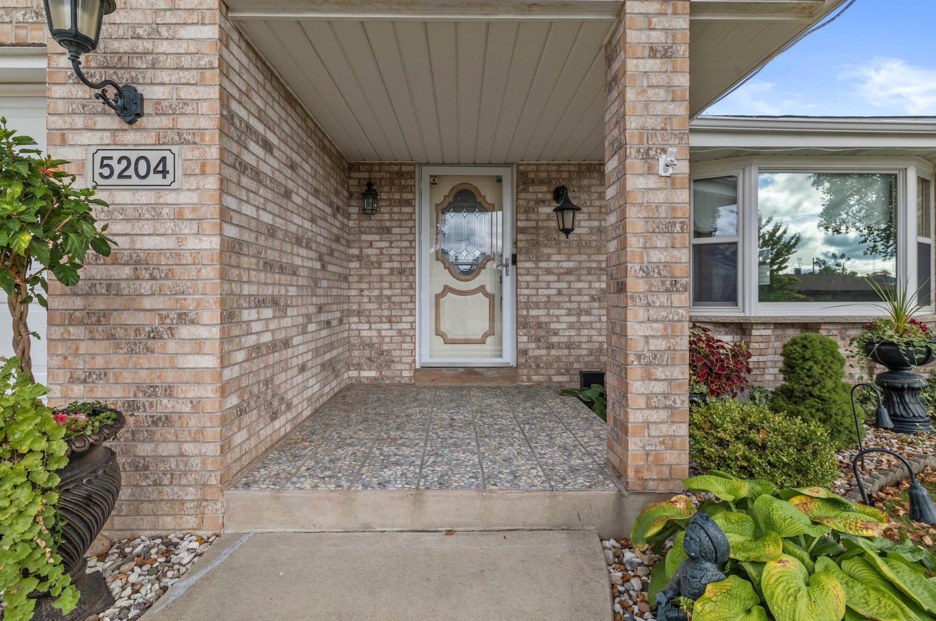 5204 62nd St, Kenosha, WI 53142-3043