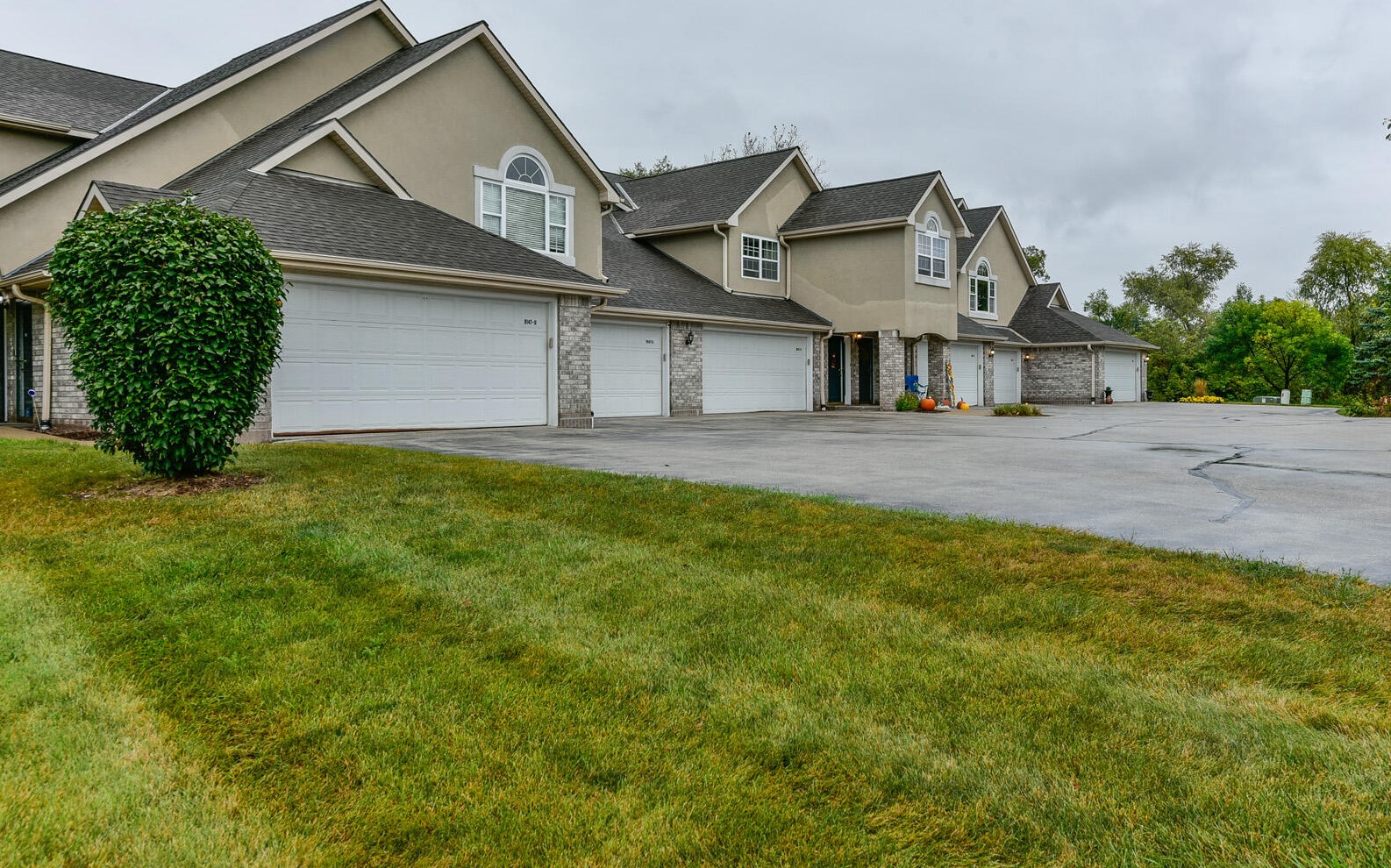 9147 W Elm Ct #b, Hales Corners, WI 53132