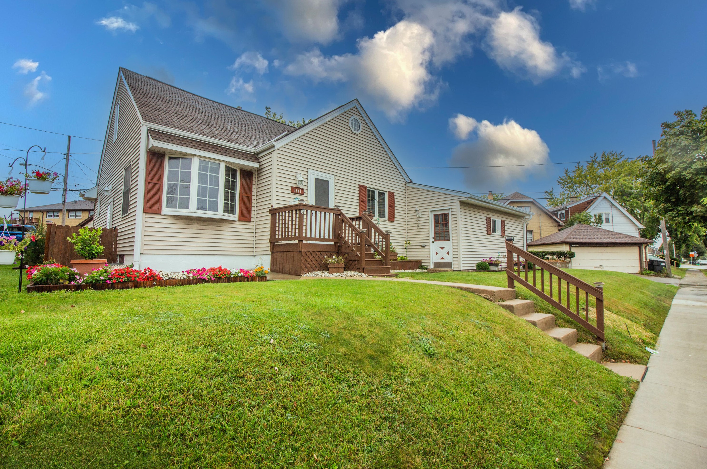 1641 53, Milwaukee WI 53214-5328 exterior