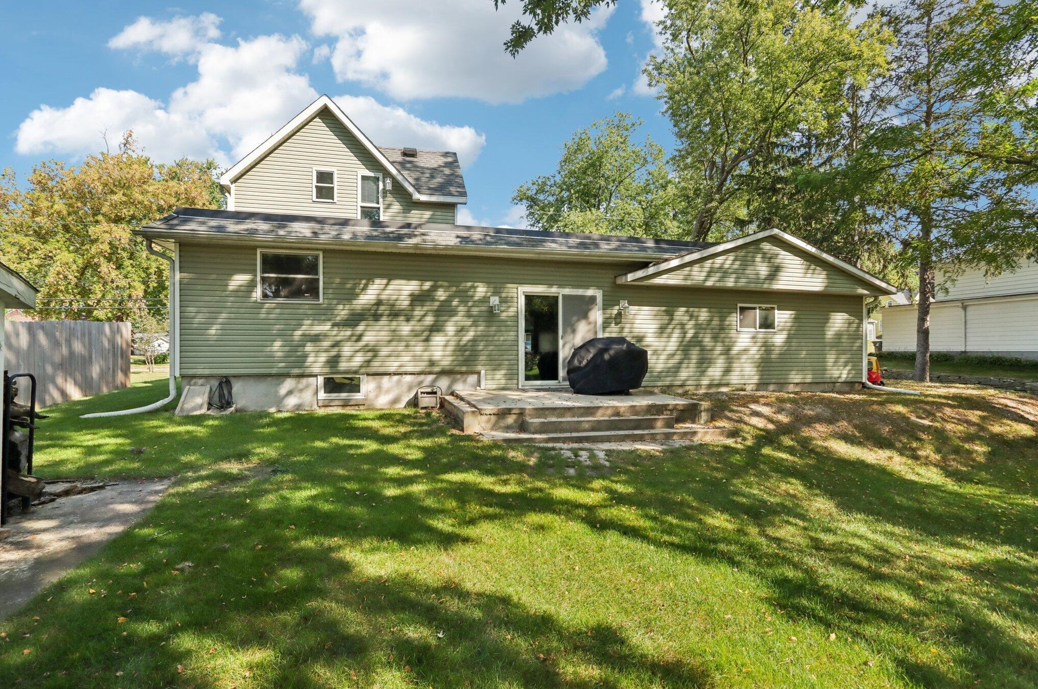 257 W Rogers St, Hartford, WI 53027