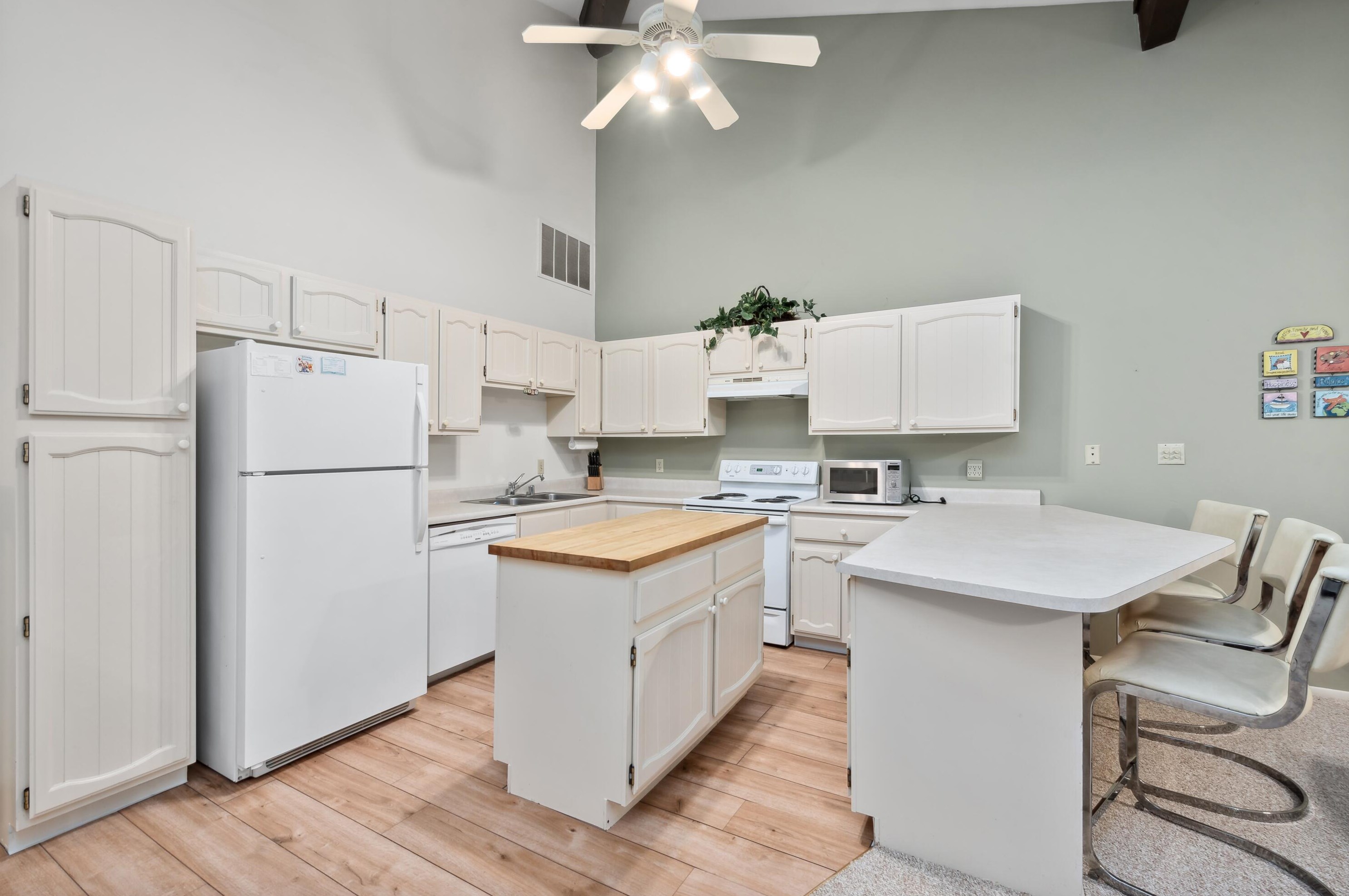 708 Burning Tree Ln #a, Fontana, WI 53125