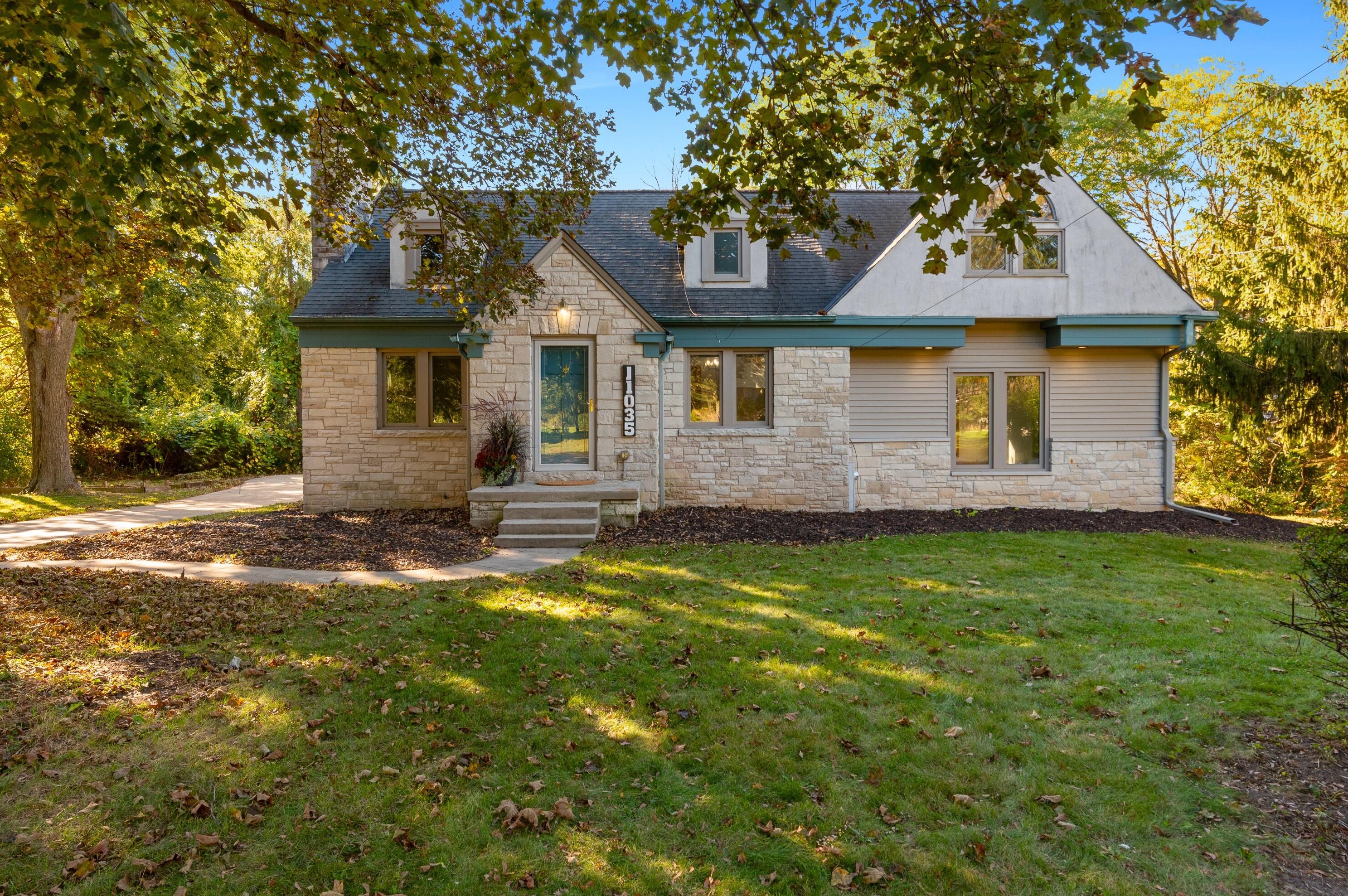 11035 W Bobolink Ave, Milwaukee, WI 53225