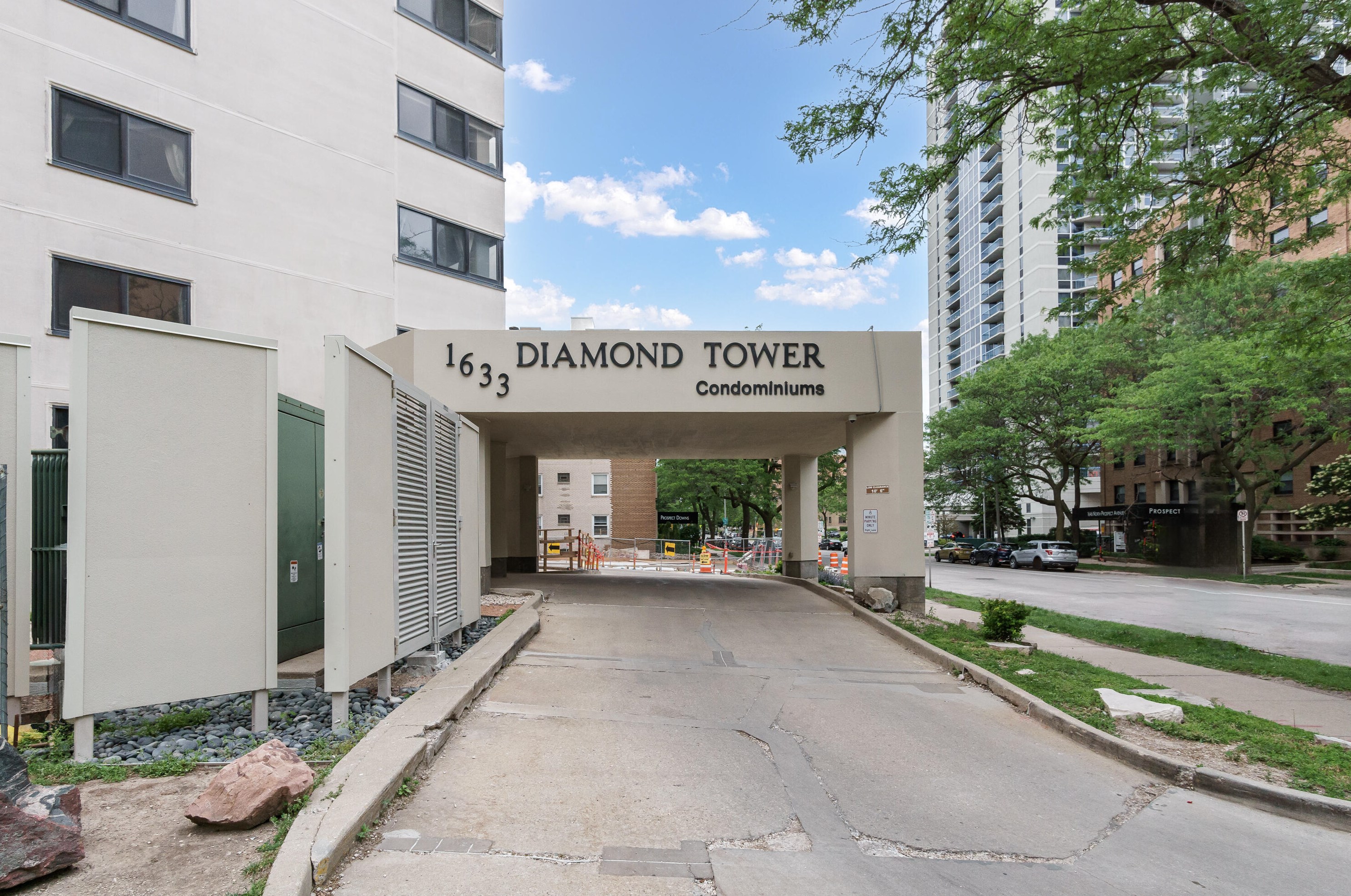 1633 Prospect Ave, Milwaukee WI  53202-2494 exterior