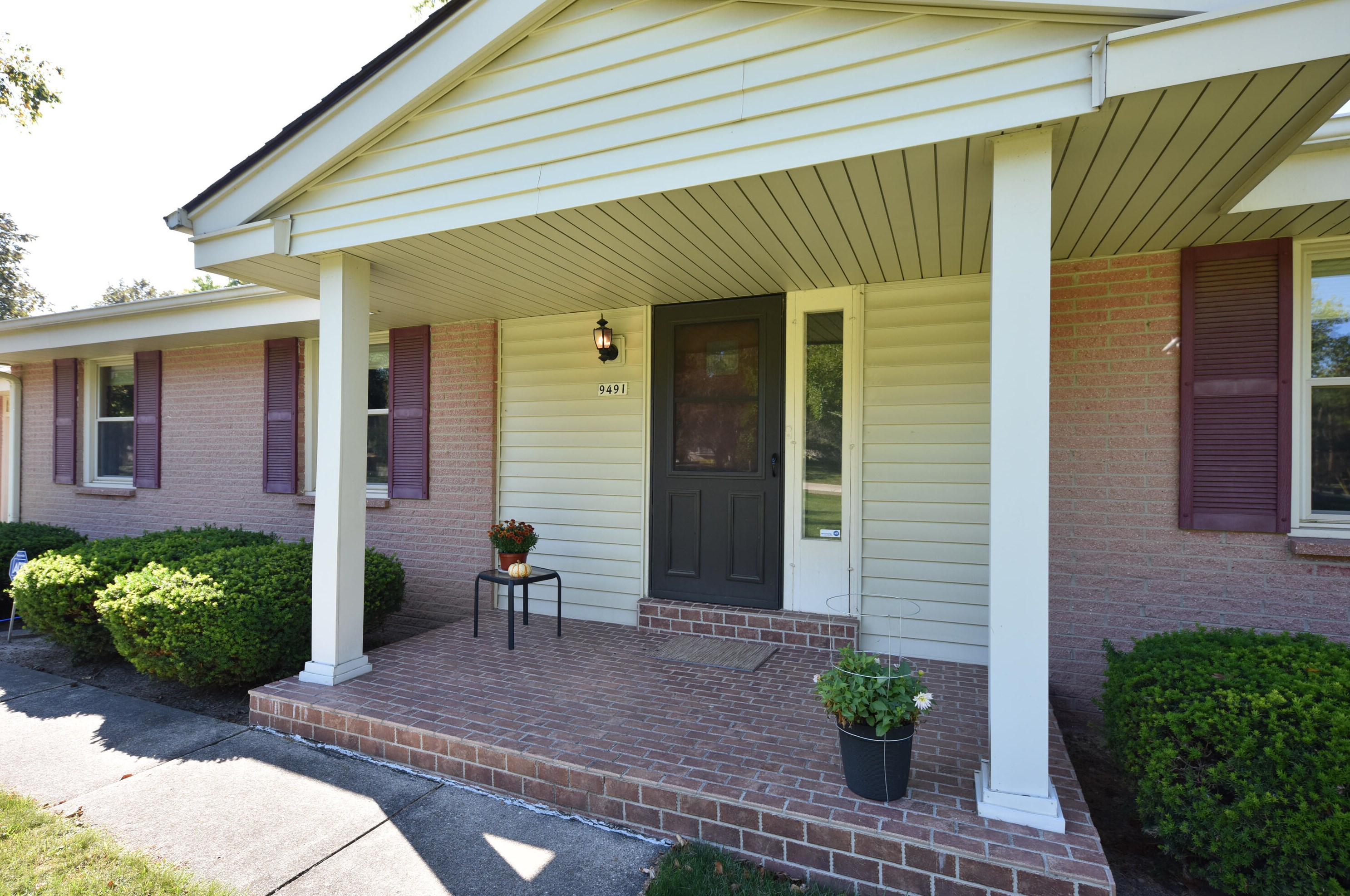 9491 67th St, Milwaukee, WI 53223-1271