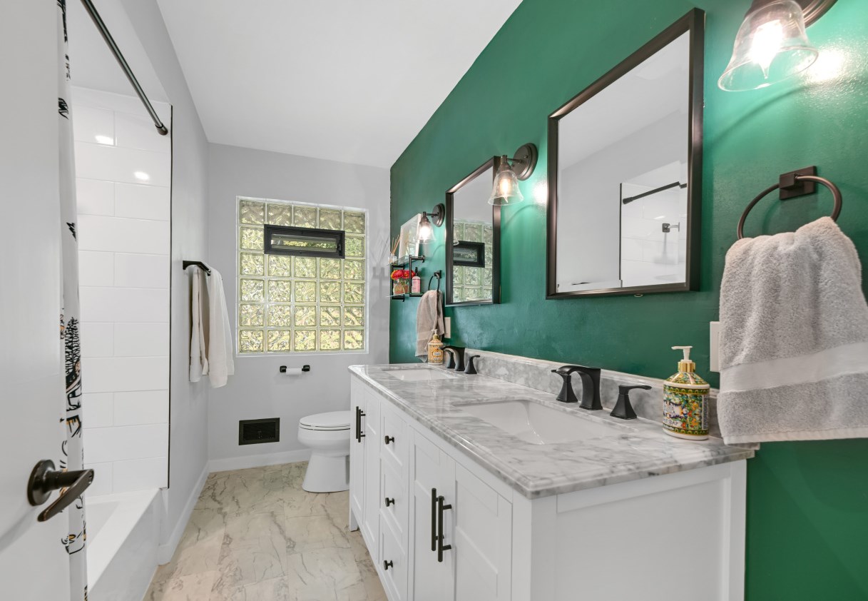 1661 118, Milwaukee WI 53226-3023 exterior