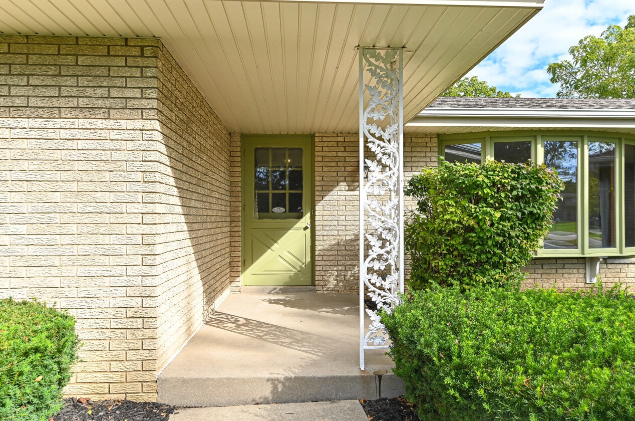 5630 Sandy Ln, Racine, WI 53406-2225