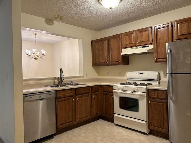 590 Pewaukee Rd #d, Pewaukee, WI 53072