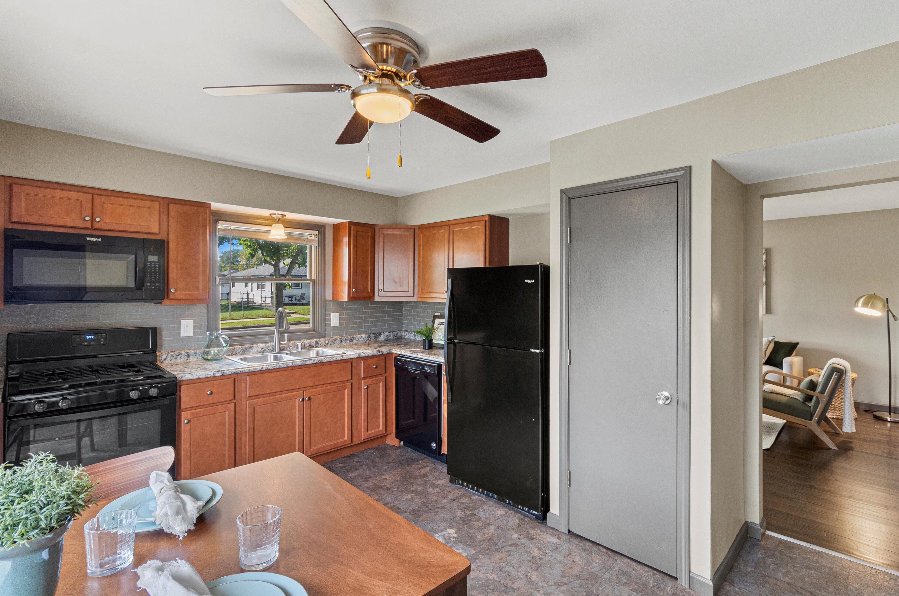 5752 N 96th St, Milwaukee, WI 53225