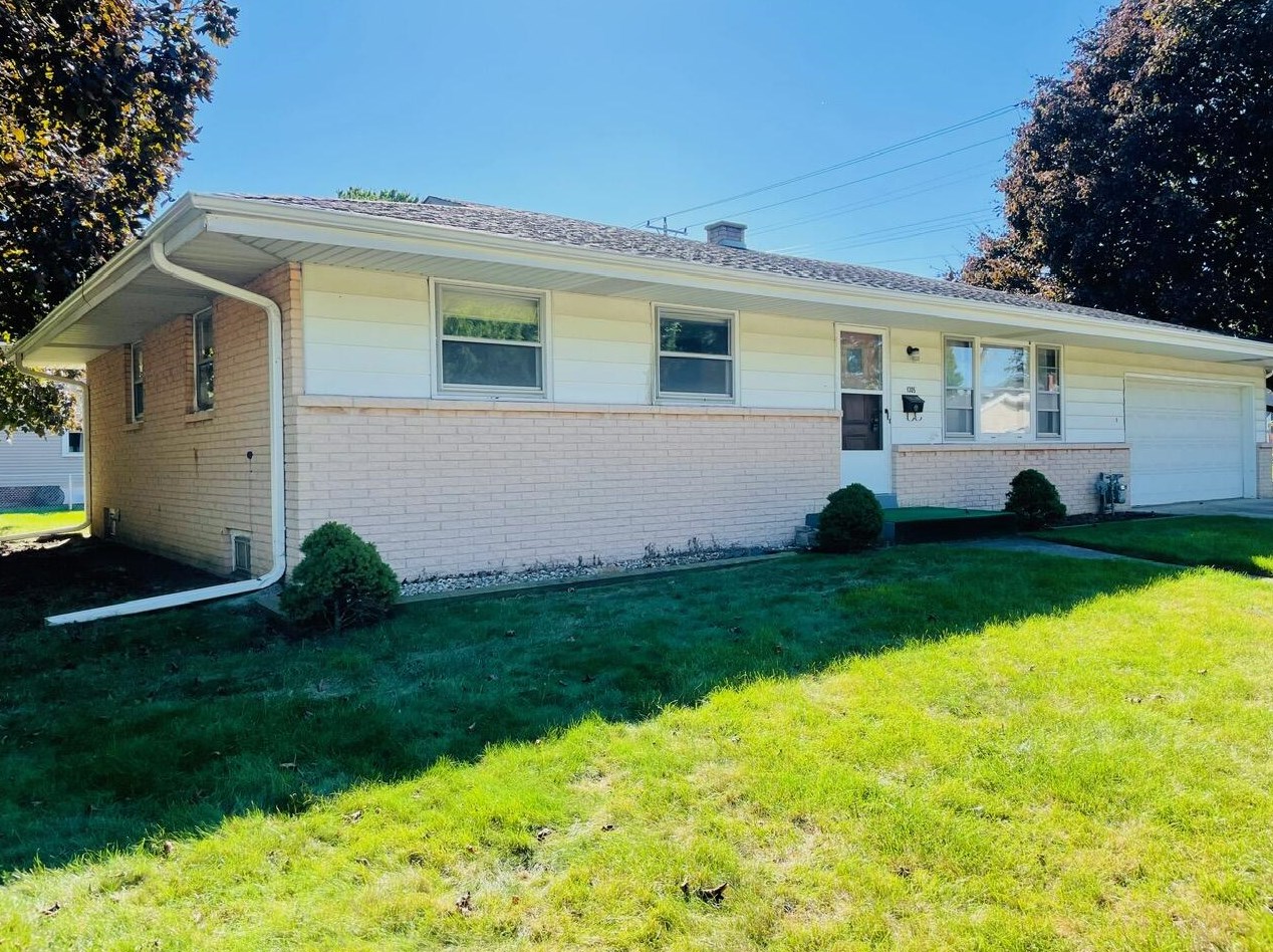 1305 38th St, Kenosha, WI 53140-2464