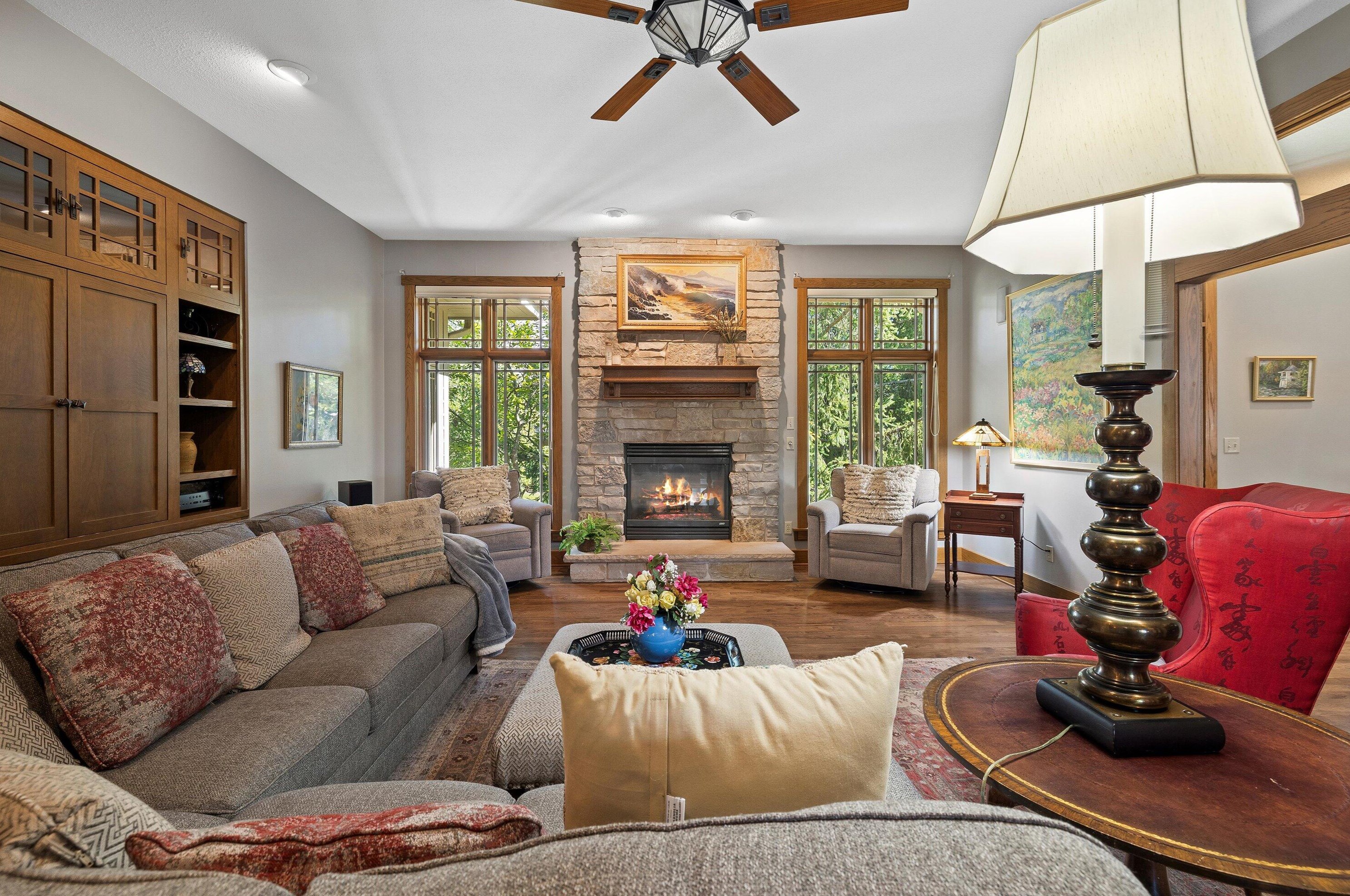 1804 Bristlecone Dr, Chenequa, WI 53029-8657