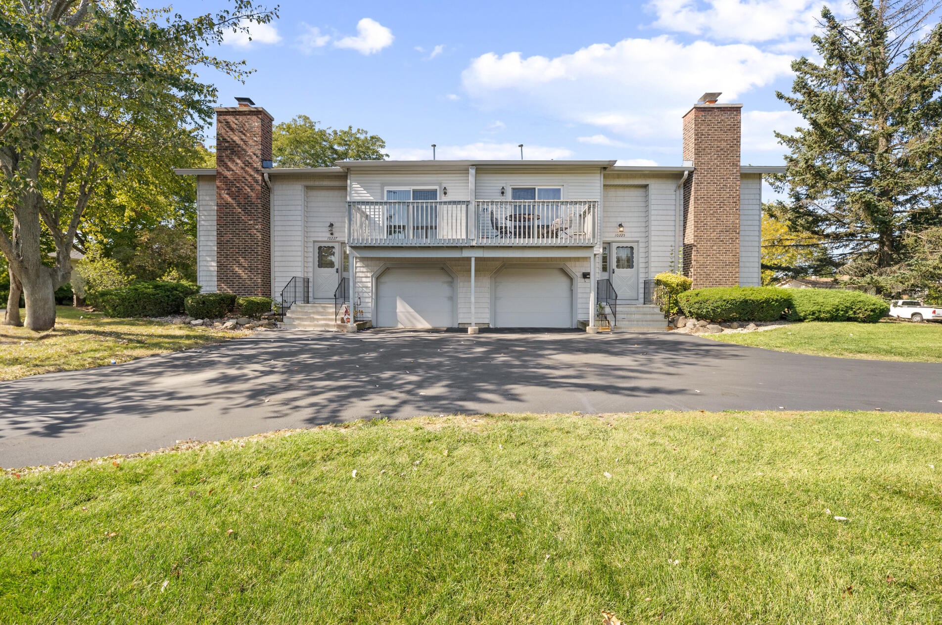 10227 W Parkedge Circle, Hales Corners, WI 53132