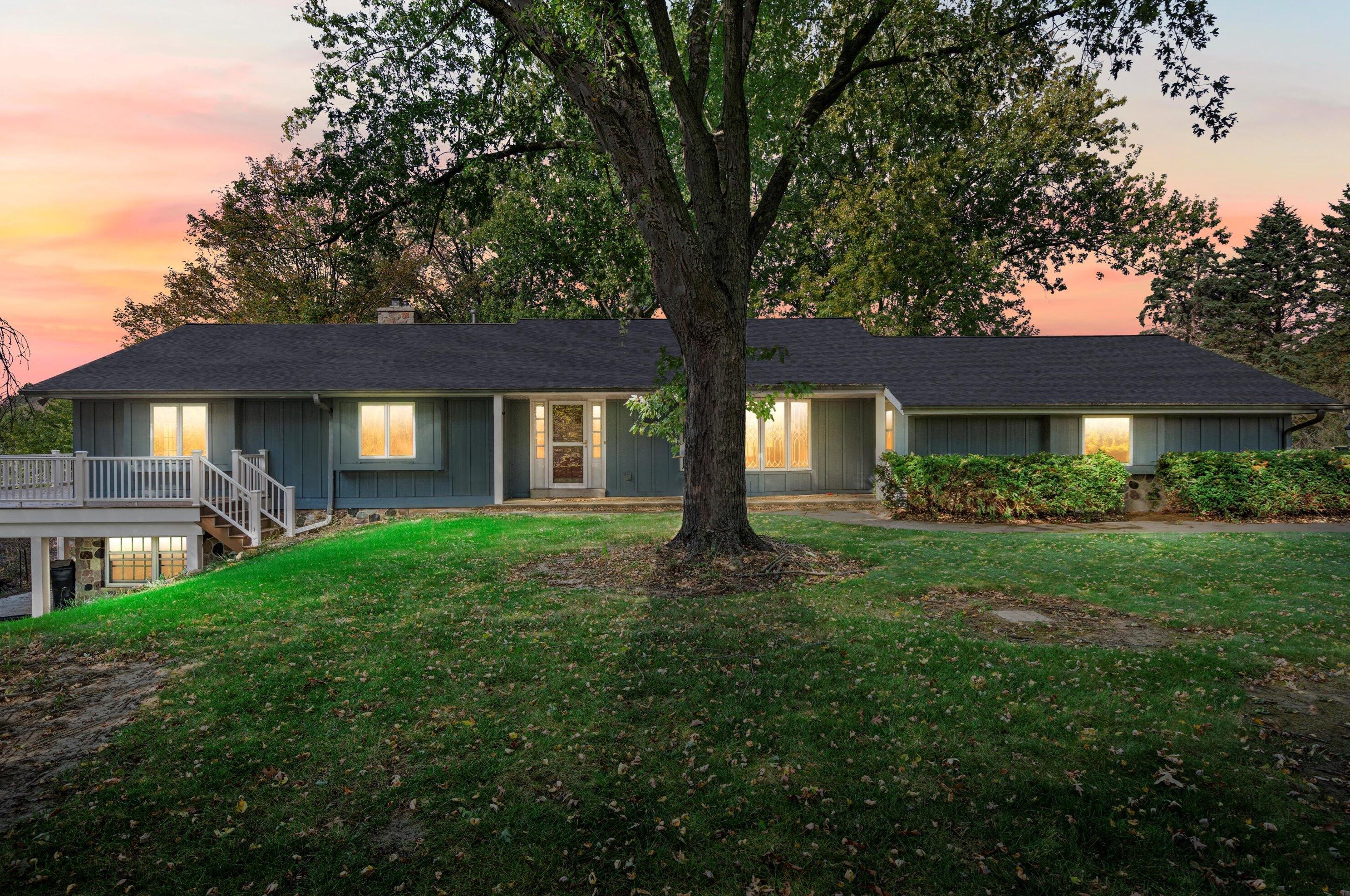 5950 Loghouse Rd, Hartford, WI 53027