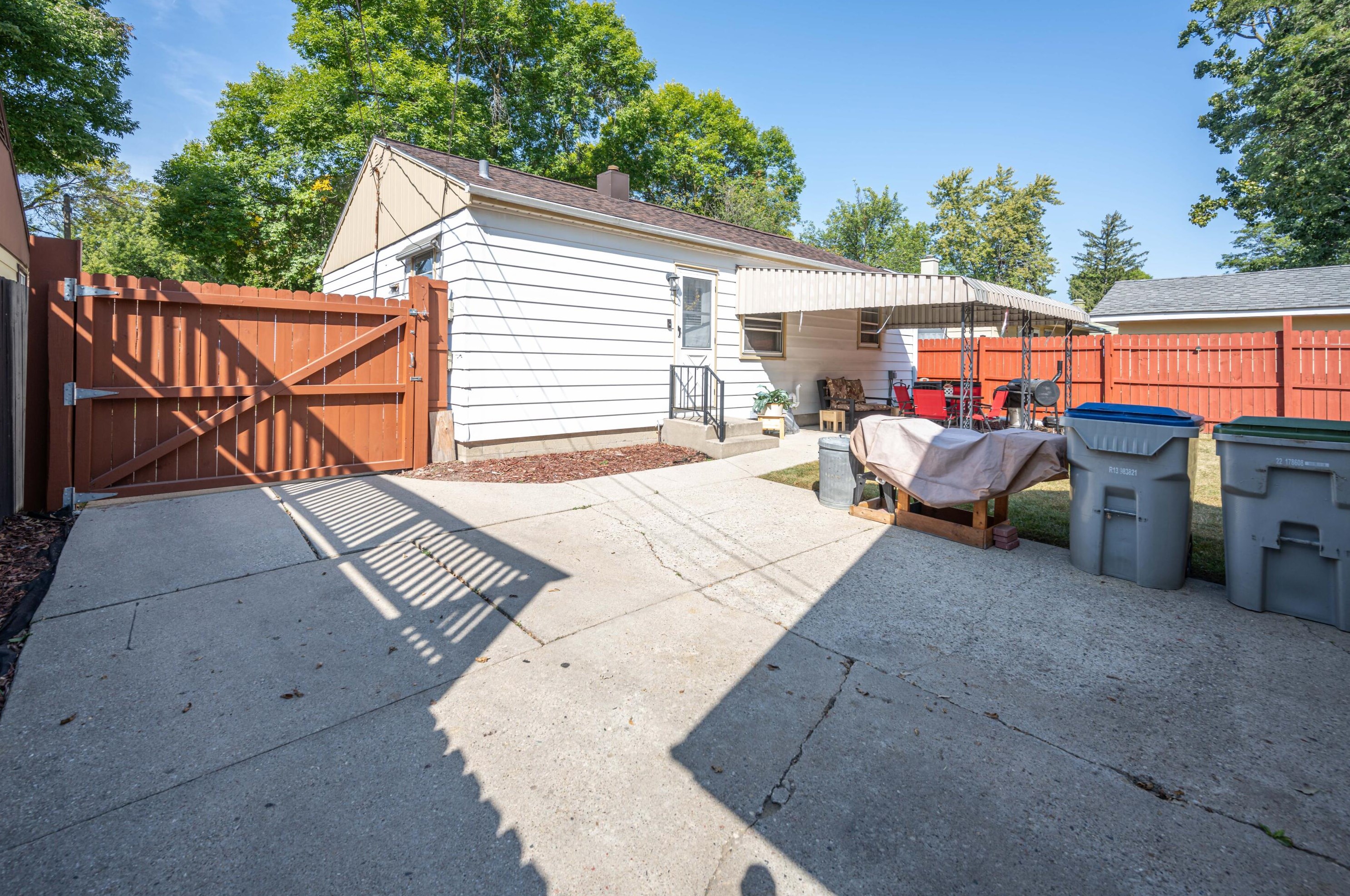 5224 56, Milwaukee WI 53218-3214 exterior