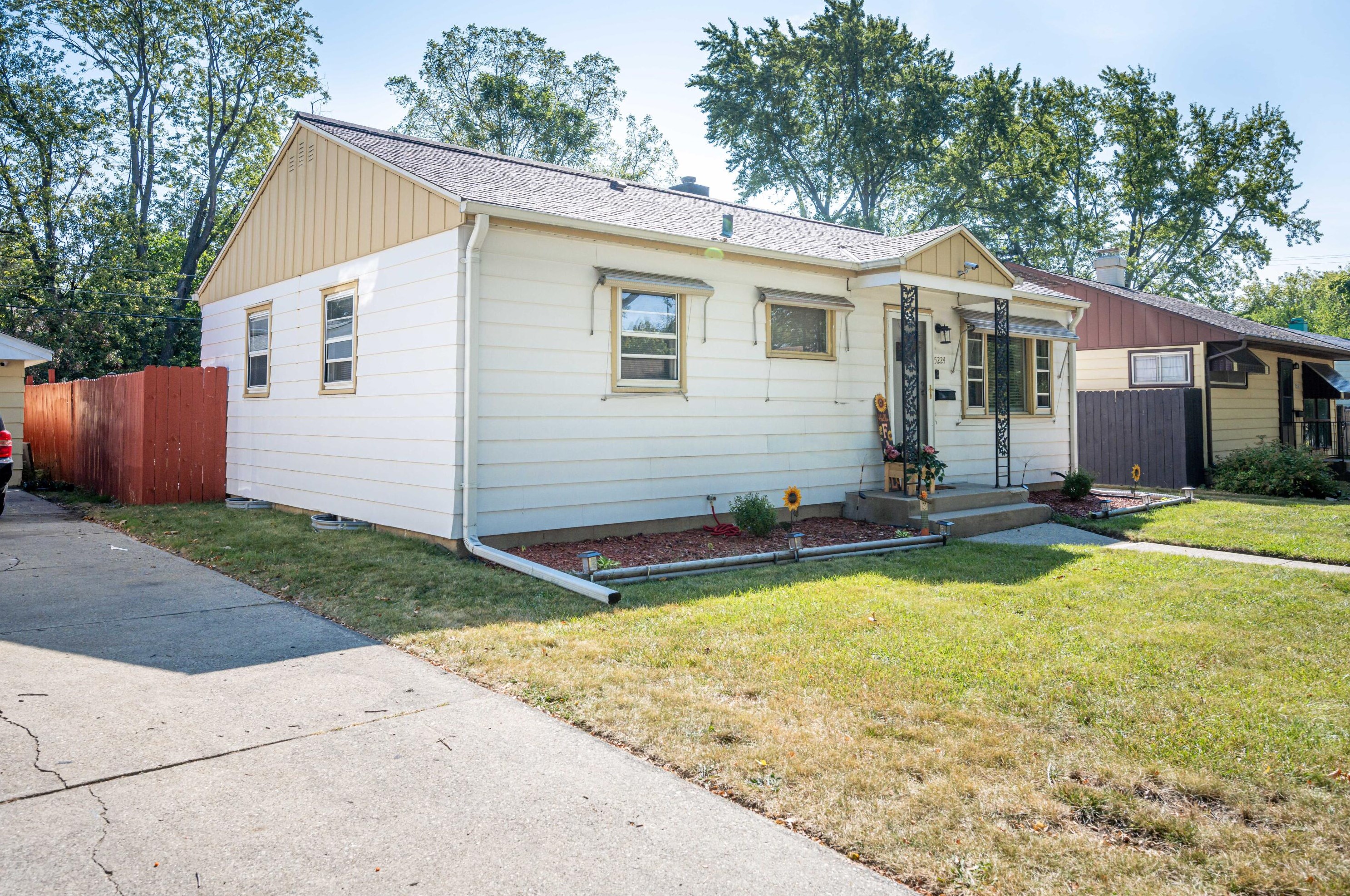 5224 56, Milwaukee WI 53218-3214 exterior