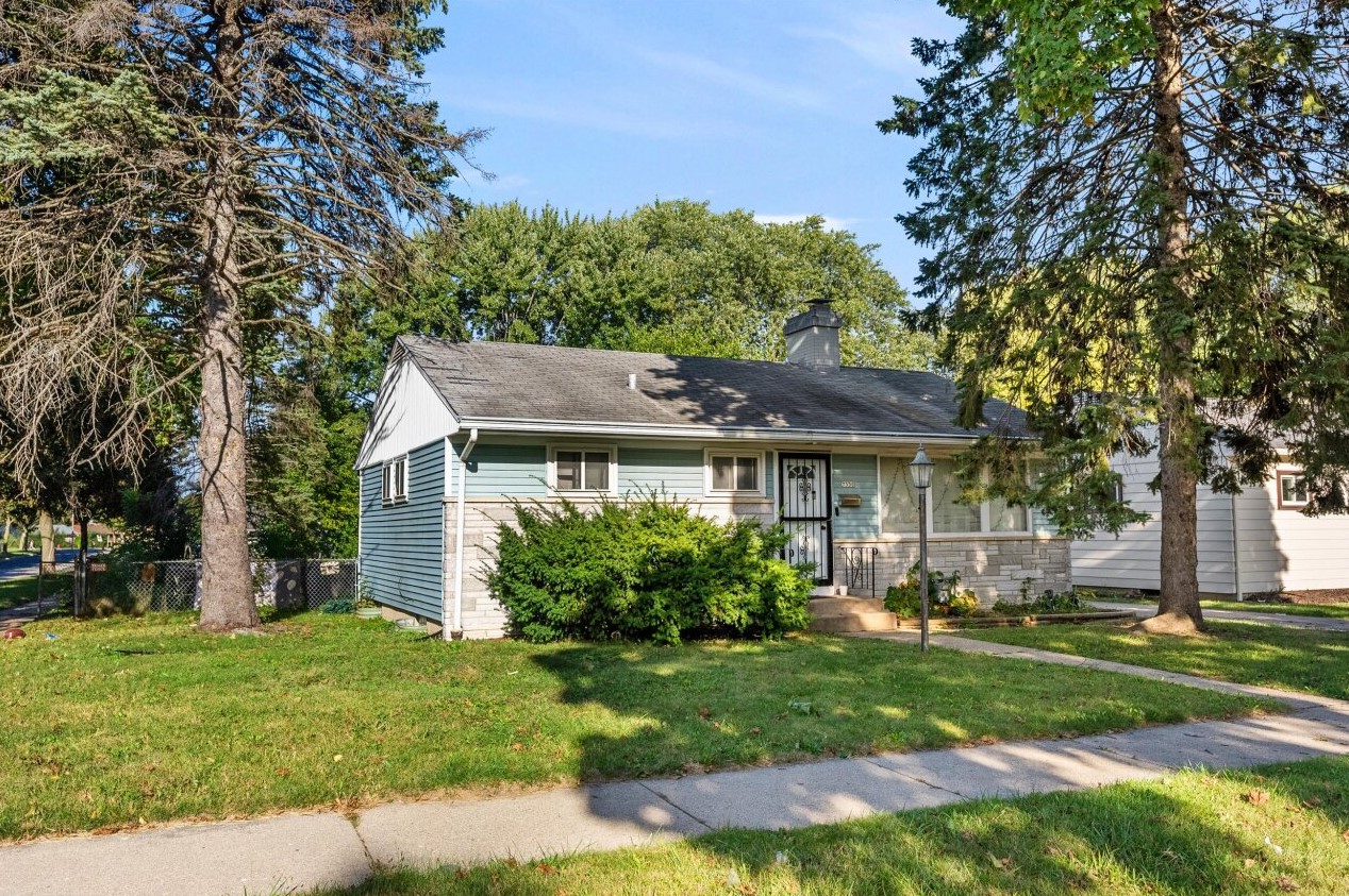 7330 W Tallmadge Pl, Milwaukee, WI 53218