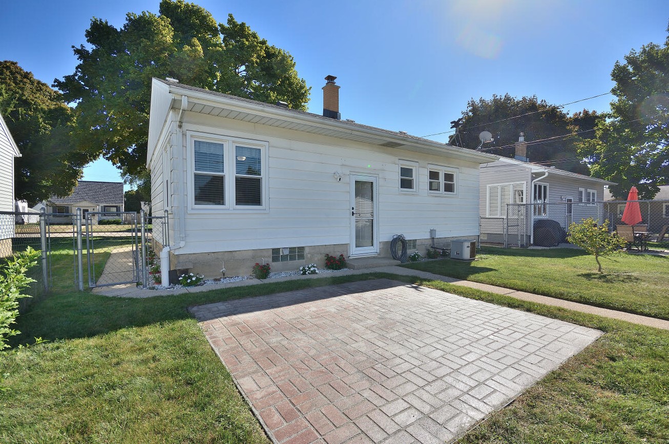 3821 20th St, Milwaukee WI 53221-1514 exterior