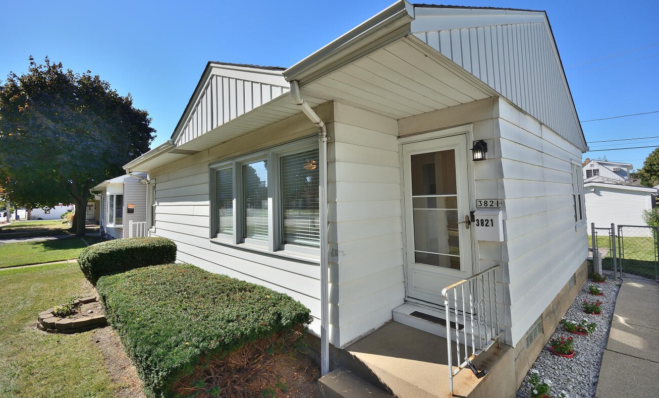 3821 S 20th St, Milwaukee, WI 53221
