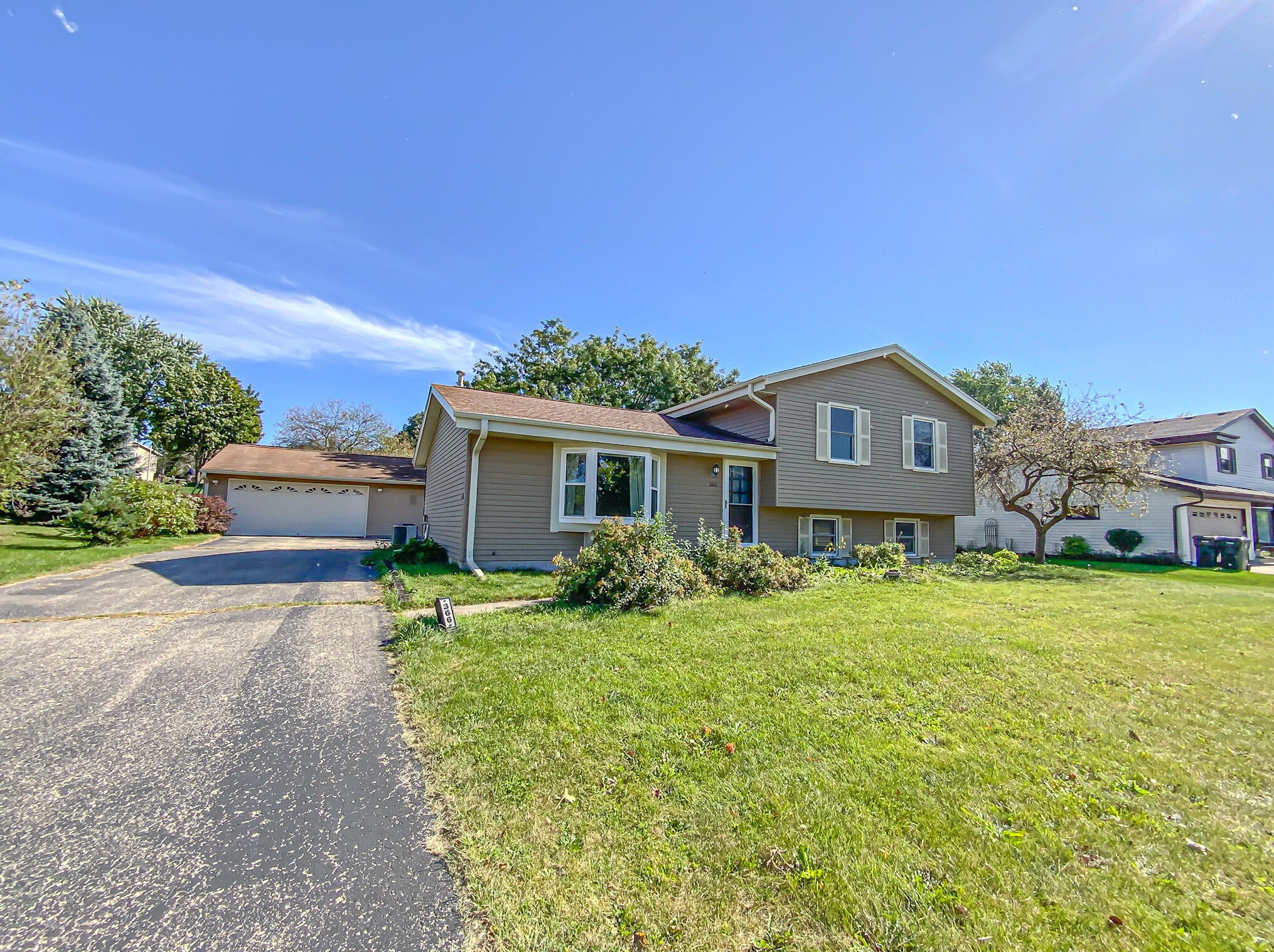 366 Forest Grove Dr, Pewaukee, WI 53072