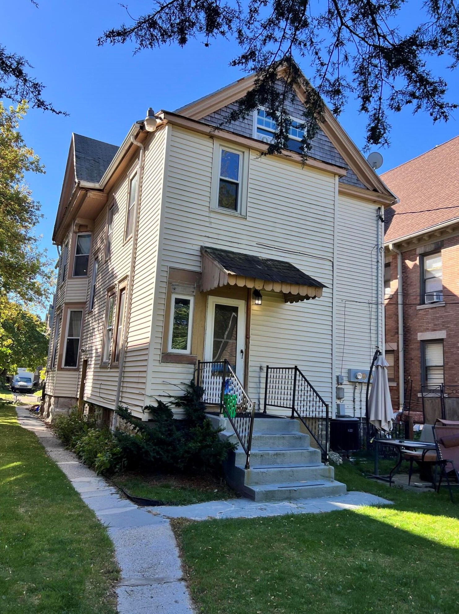 3002 W Kilbourn Ave, Milwaukee, WI 53208