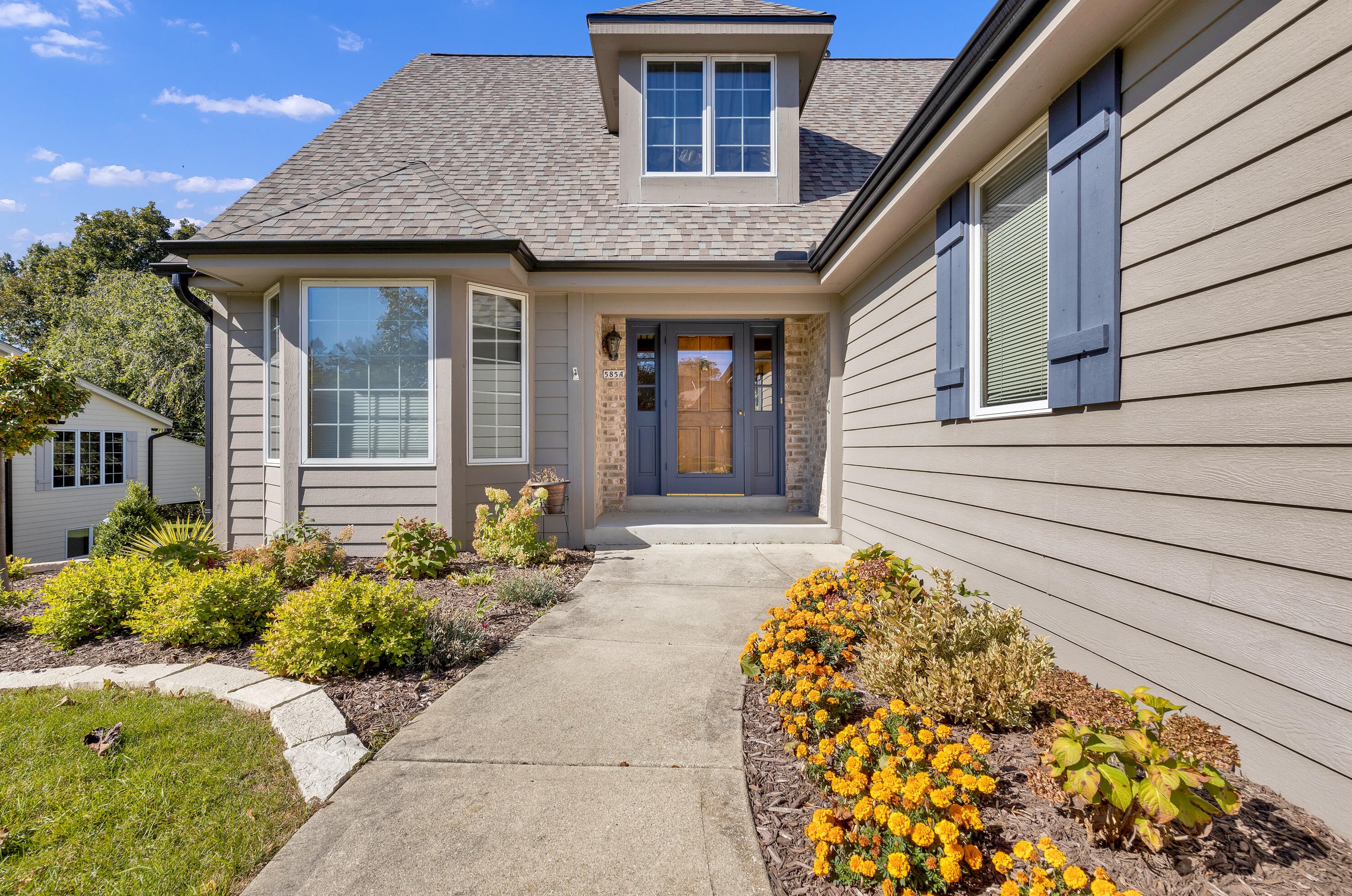 585 Stonehedge Dr, Brookfield, WI 53045-3667