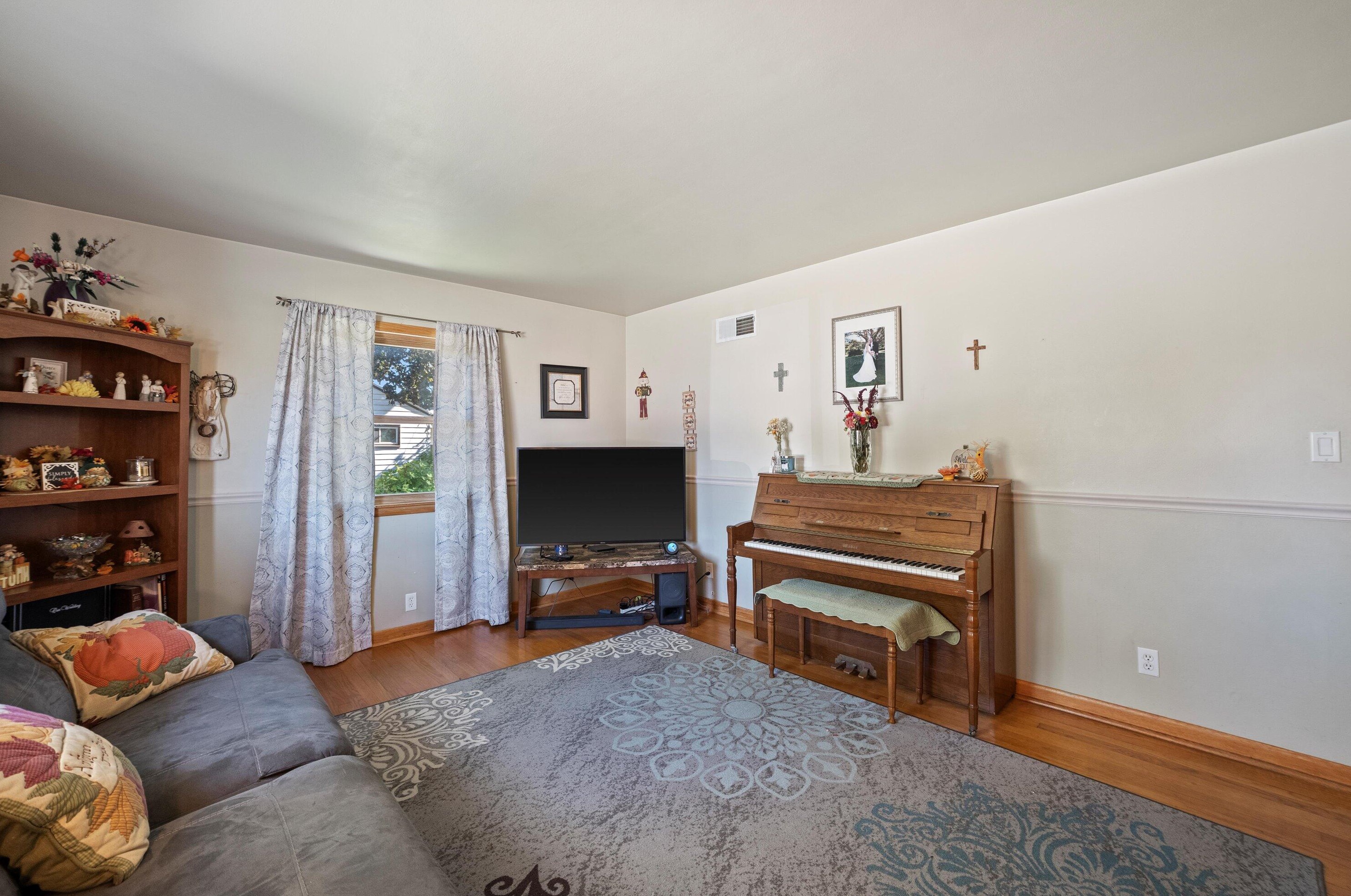 1407 Manistique Ave, South Milwaukee, WI 53172