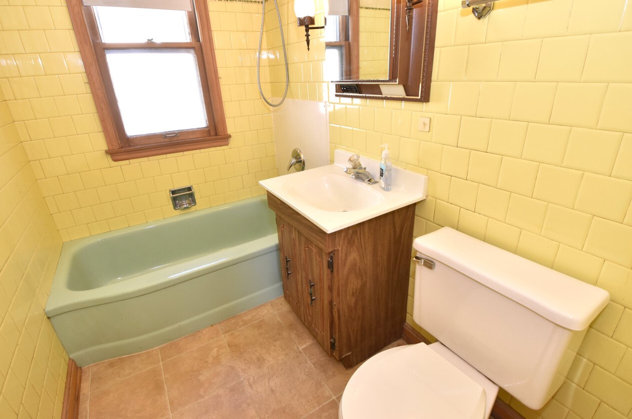 2370 64, Milwaukee WI 53219-2014 exterior