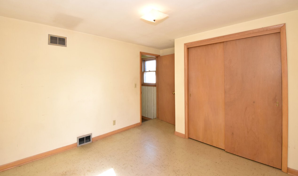 2370 64, Milwaukee WI 53219-2014 exterior