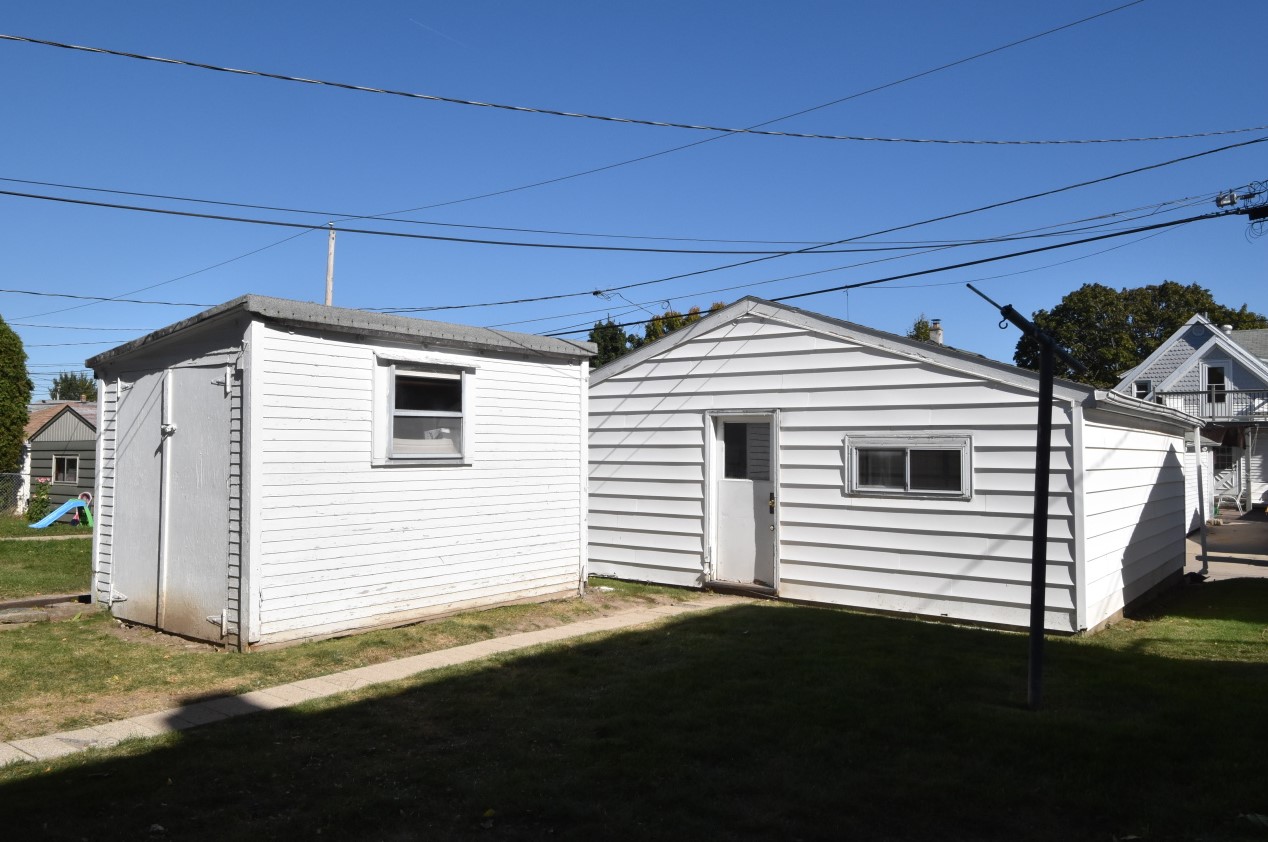 2370 64, Milwaukee WI 53219-2014 exterior