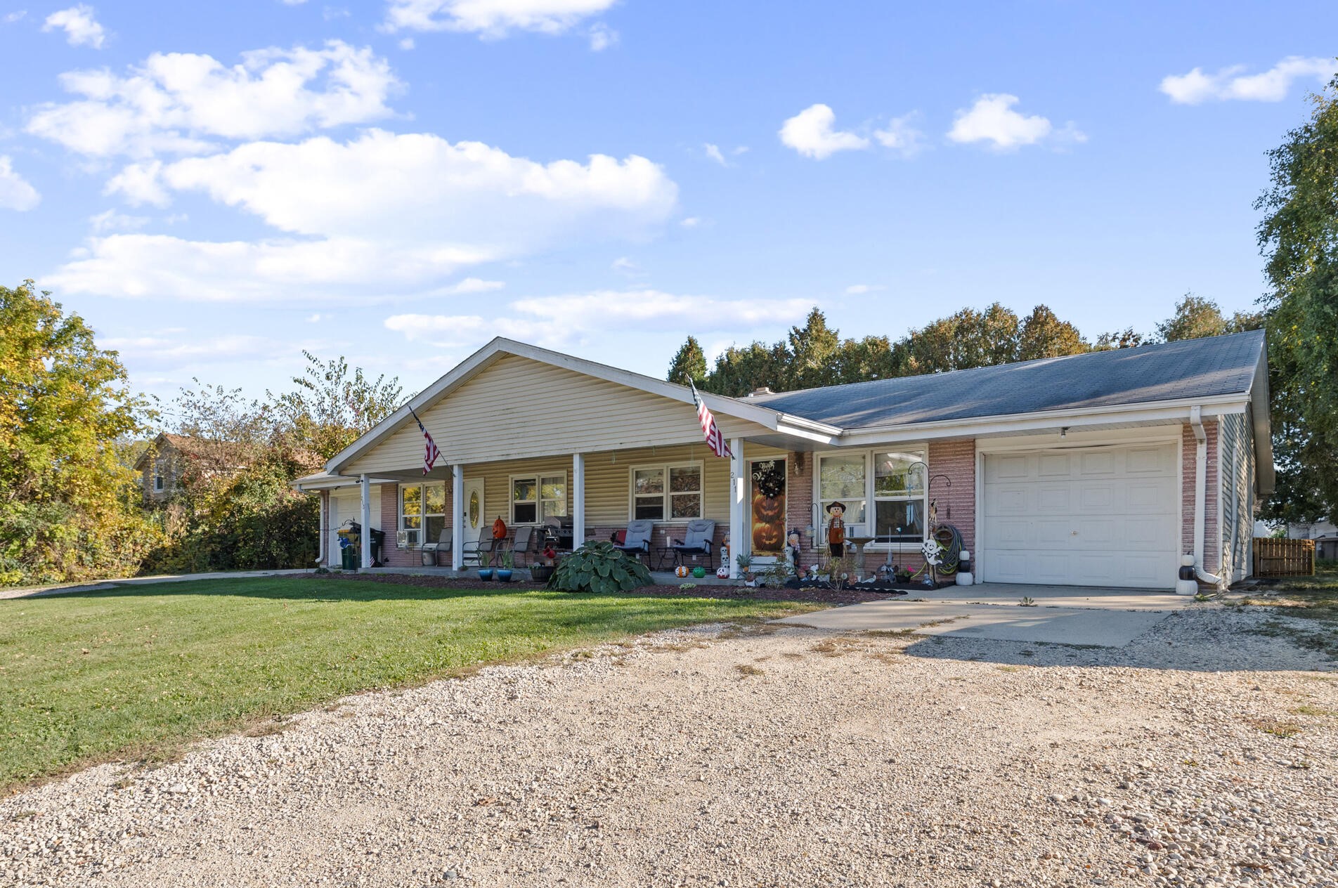 211 E Paradise Dr #213, West Bend, WI 53095