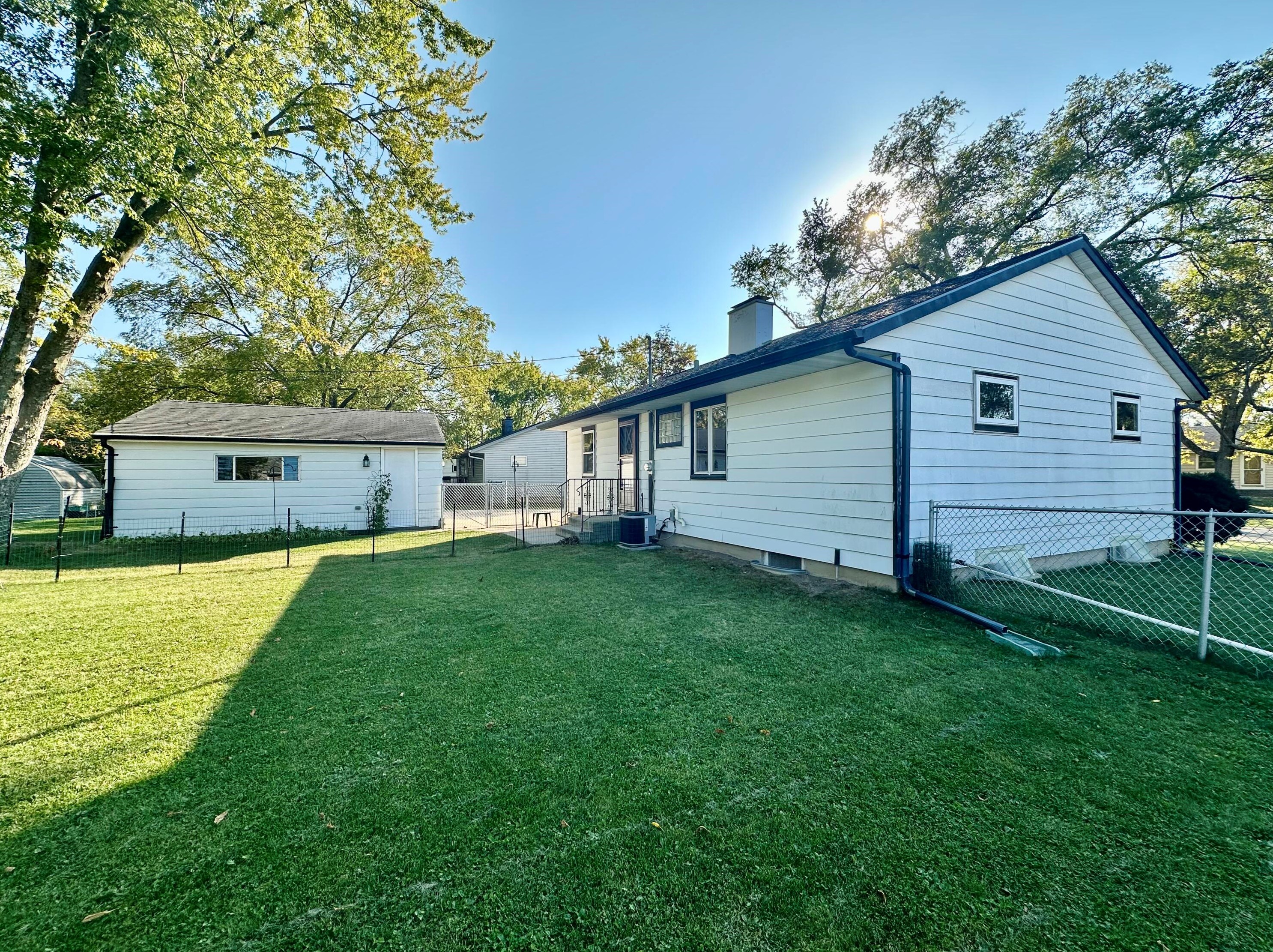 7332 S 36th St, Hales Corners, WI 53132