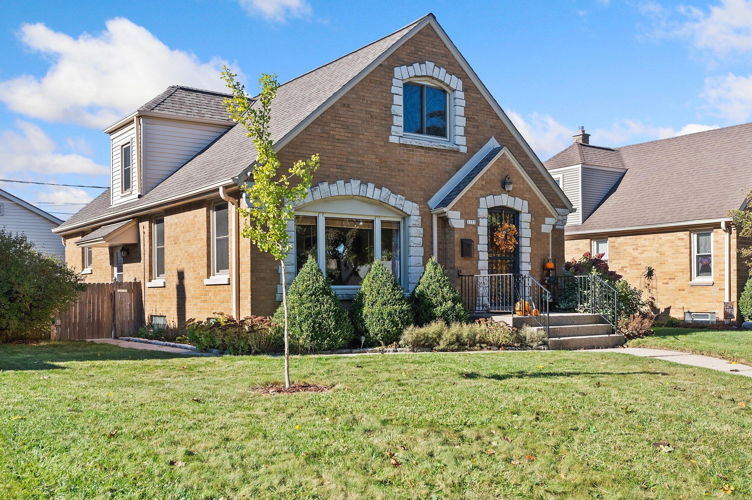 3353 W Lakefield Dr, Milwaukee, WI 53215