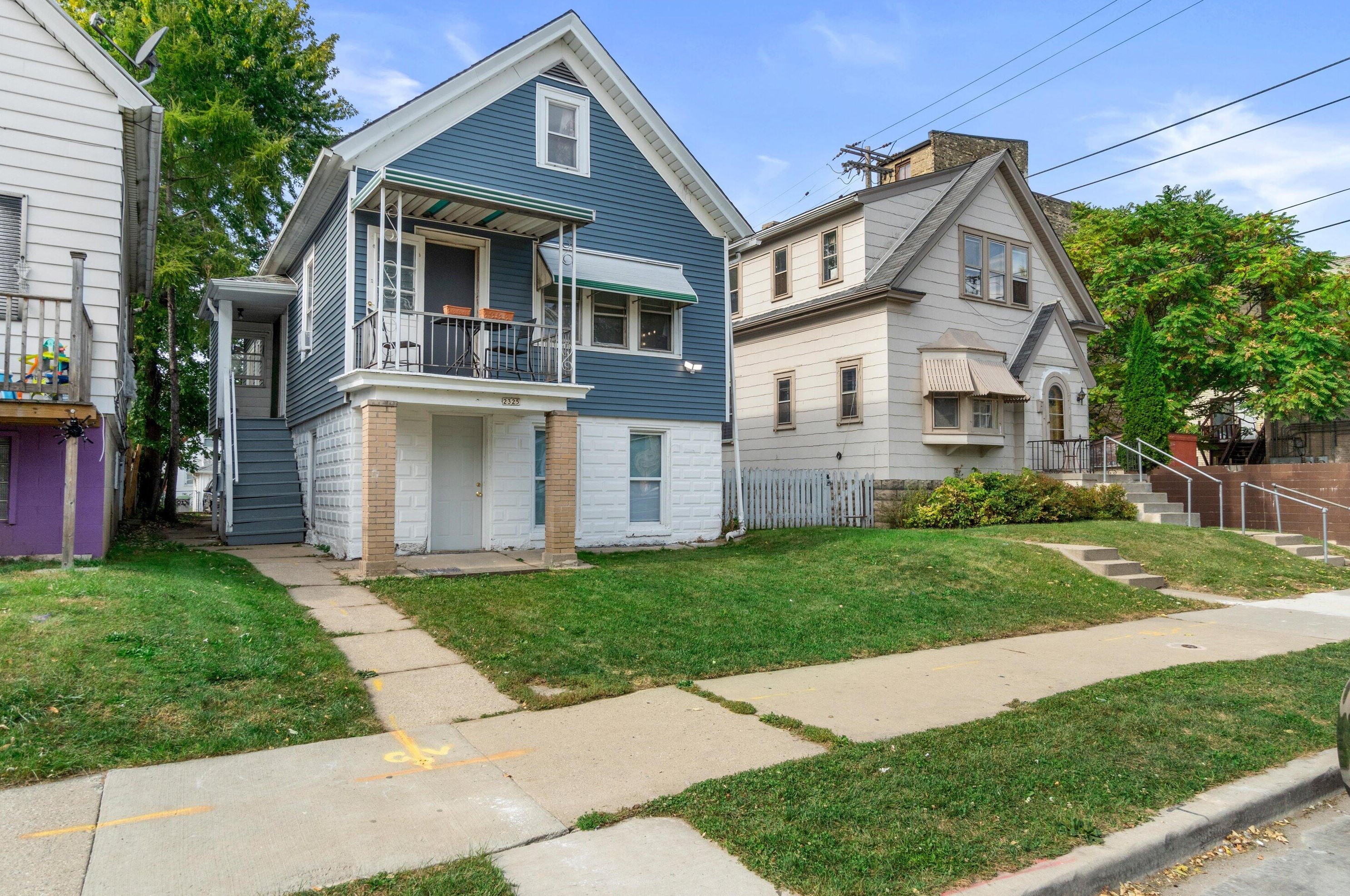 2325 11th St, Milwaukee, WI 53215-3104