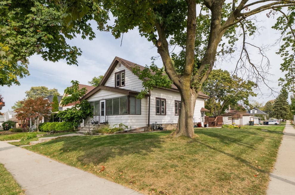 2184 S 90th St, Milwaukee, WI 53227