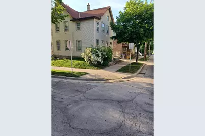 1753 N Marshall St, Milwaukee, WI 53202 - Photo 1