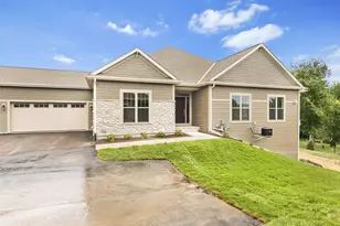 N28W25285 Madeline Blvd, Pewaukee, WI 53072 - Photo 4