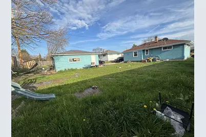 8210 W Winfield Ave, Milwaukee, WI 53218 - Photo 10