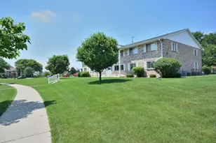 10464 W Whitnall Edge Dr, Franklin, WI 53132 - Photo 2