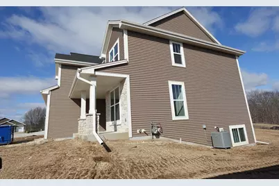 511  Woodside Ct, West Bend, WI 53095 - Photo 4