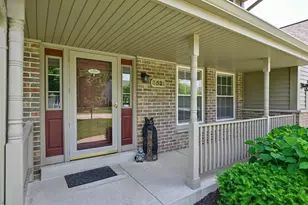 8521 W Lake Pointe Dr, Franklin, WI 53132 - Photo 4