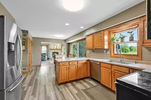 8521 W Lake Pointe Dr, Franklin, WI 53132 - Photo 12