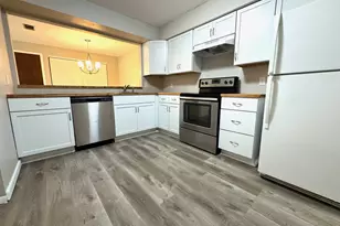 368 Park Hill Dr, Pewaukee, WI 53072 - Photo 4