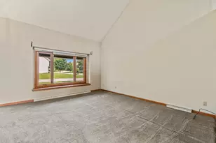 7204 S Countryside Dr, Franklin, WI 53132 - Photo 6