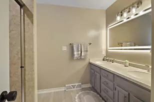 7742 W Lake Pointe Dr, Franklin, WI 53132 - Photo 18